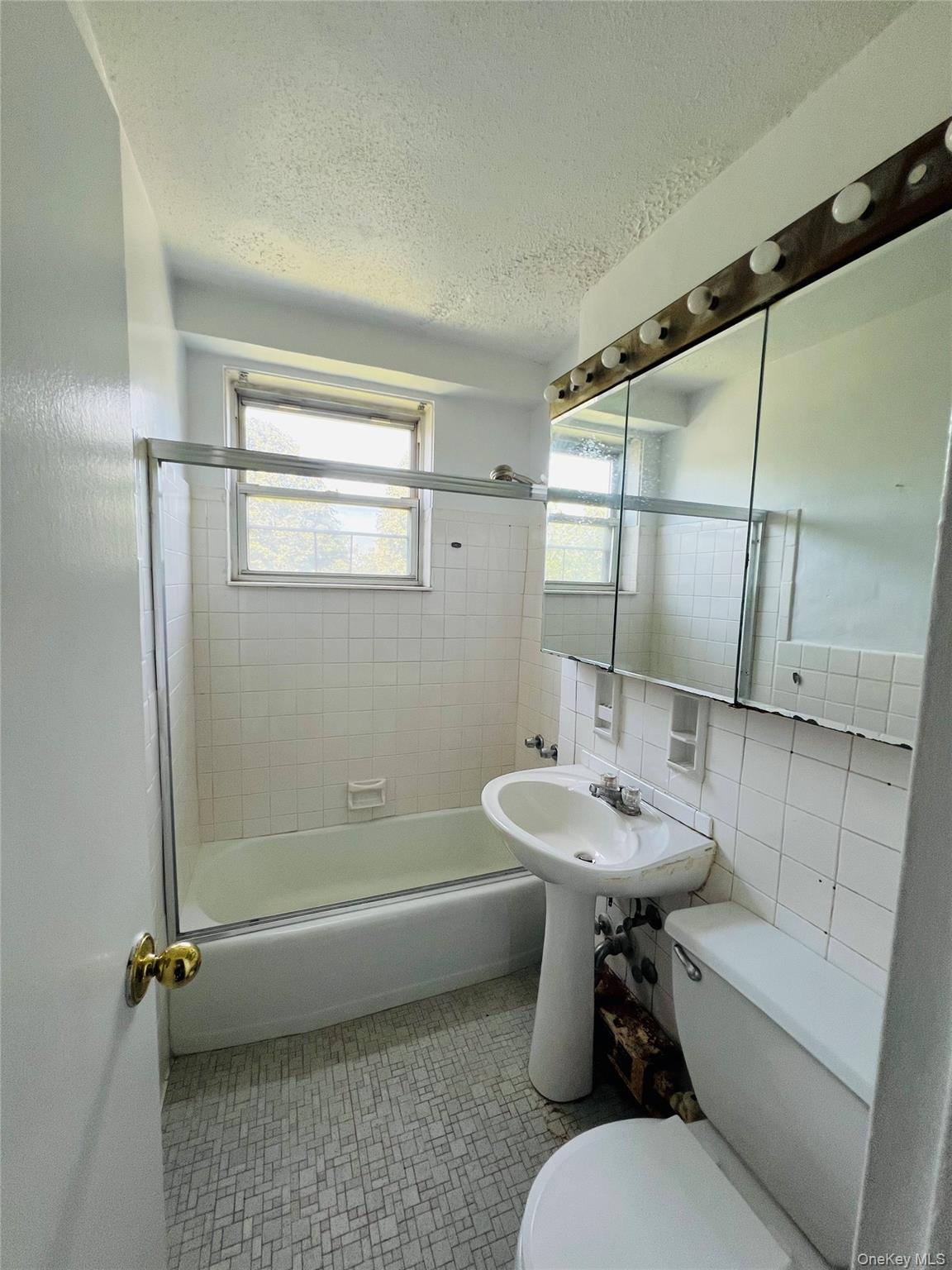 5700 Arlington Avenue 3v Property Photo 3