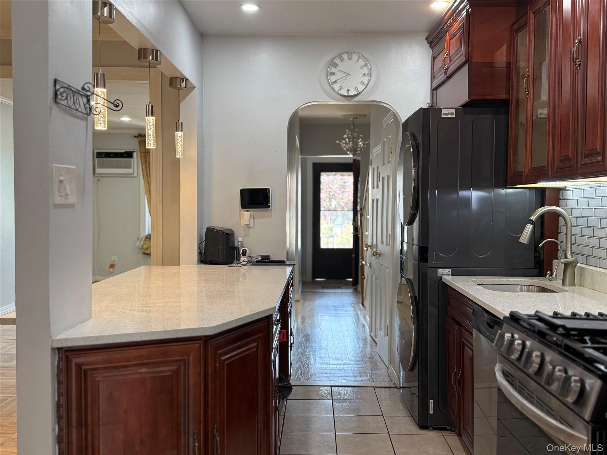 2944 Lurting Avenue Property Photo 1