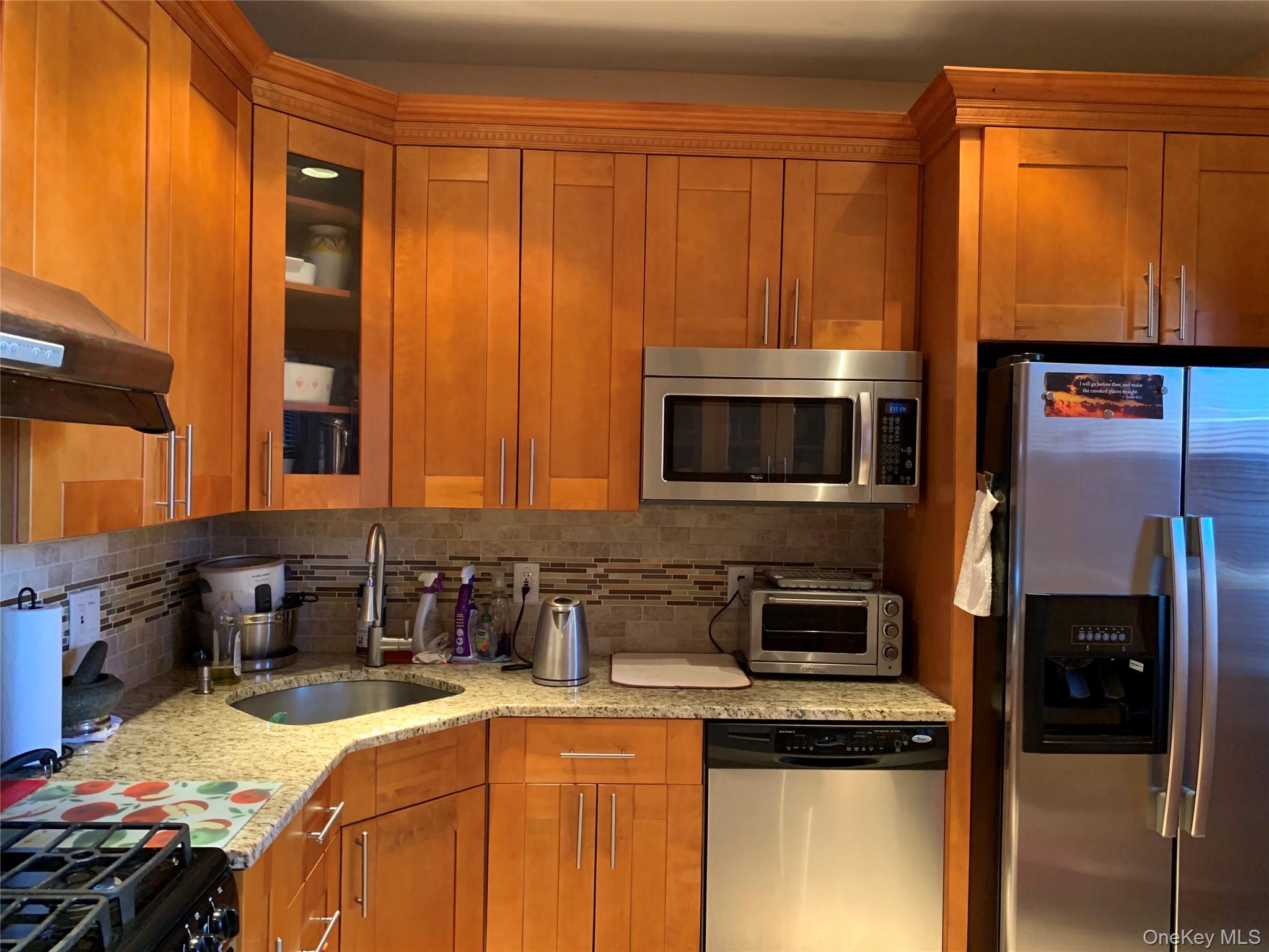 2564 Paulding Avenue Property Photo 3