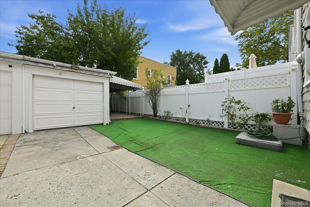 7733 79th Place Property Photo 18