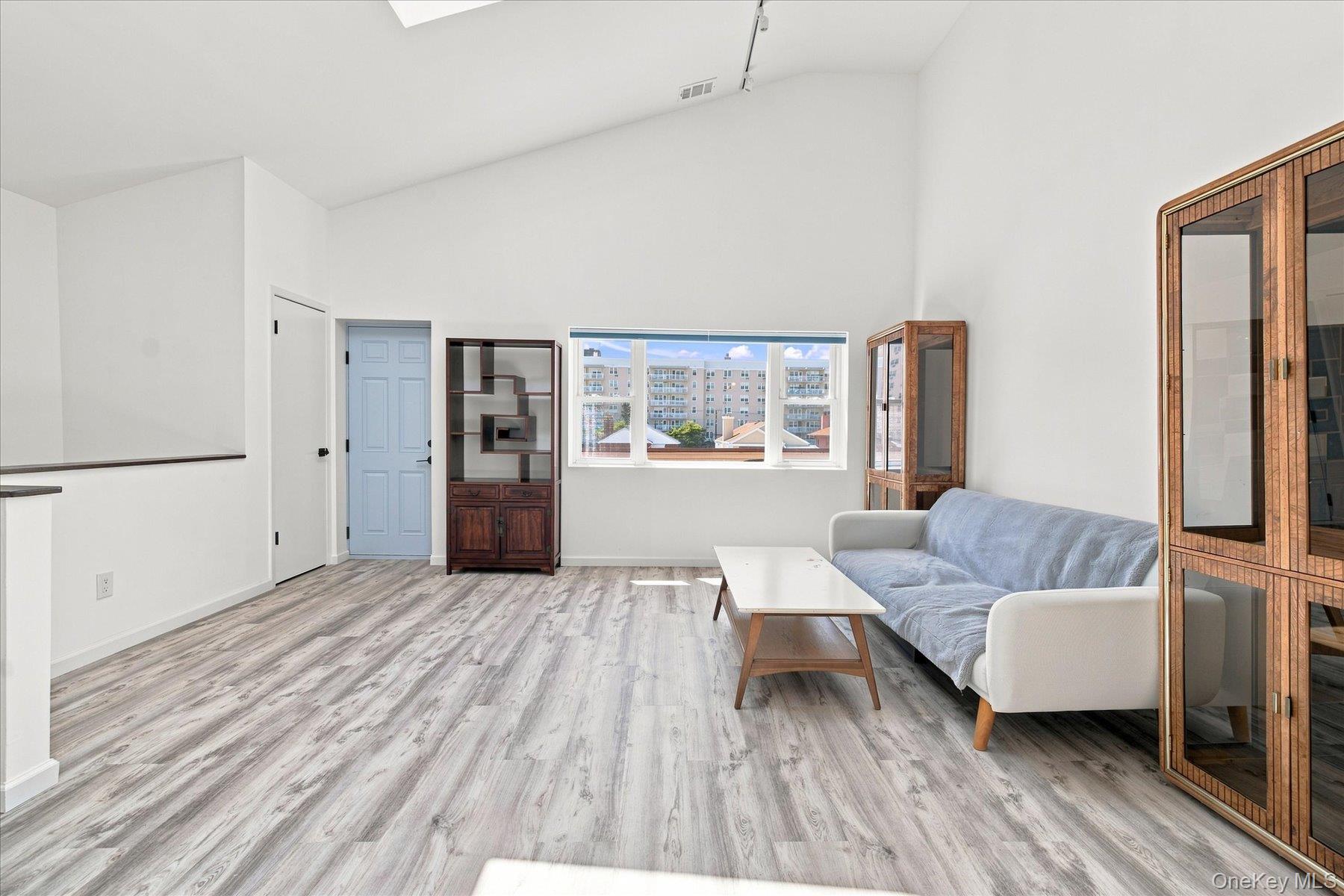 537 E Broadway 201 Property Photo 3