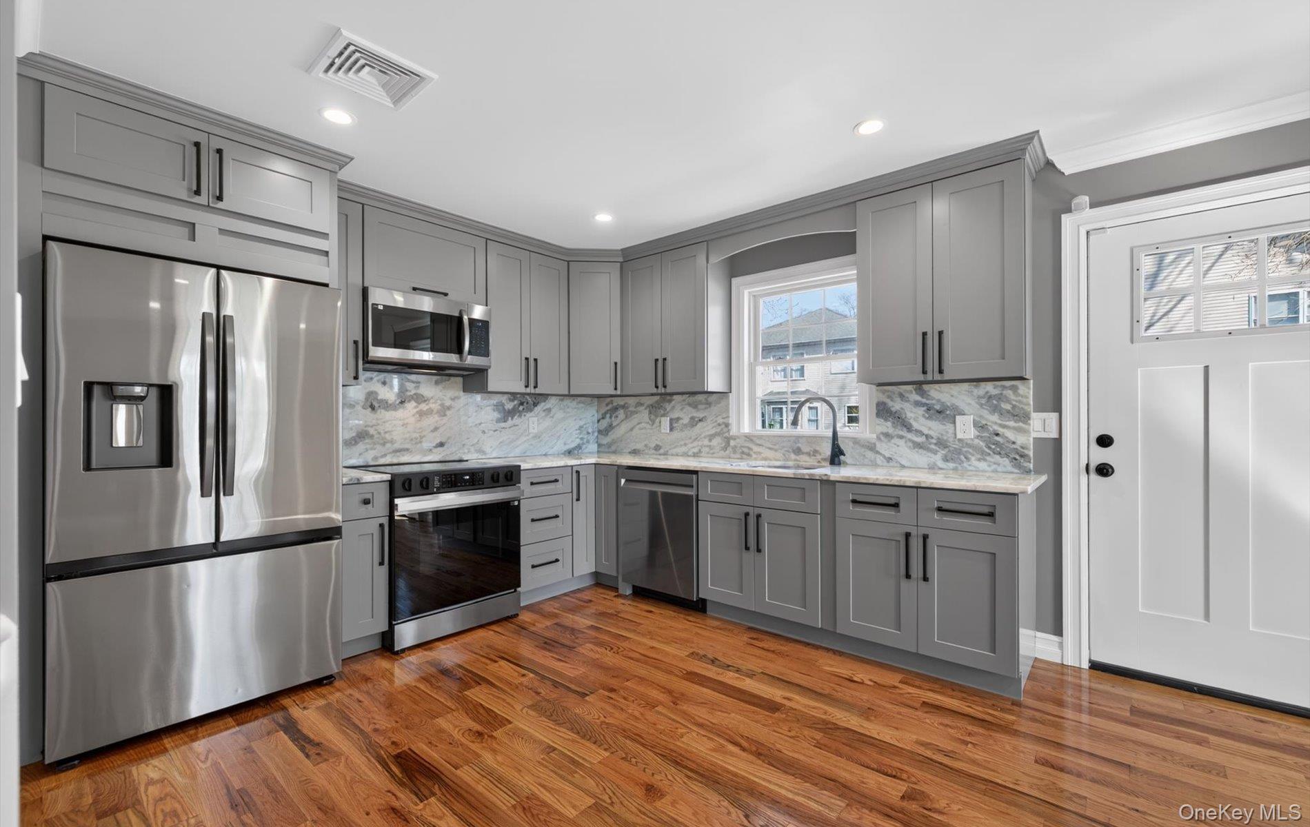 2461 Third Avenue Property Photo 11