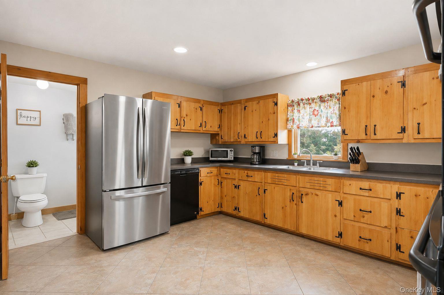 740-742 Lattintown Road Property Photo 6