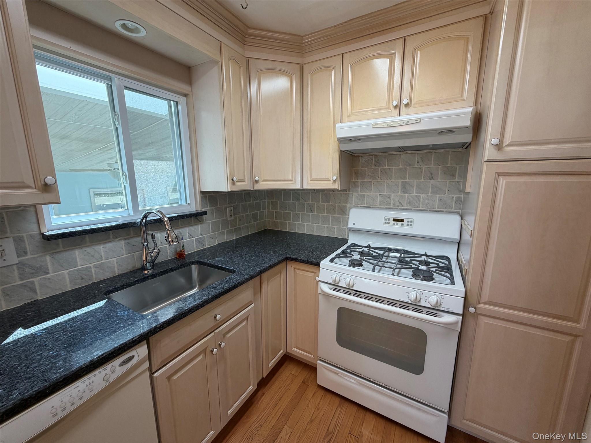 21 Purdy Avenue Property Photo 8