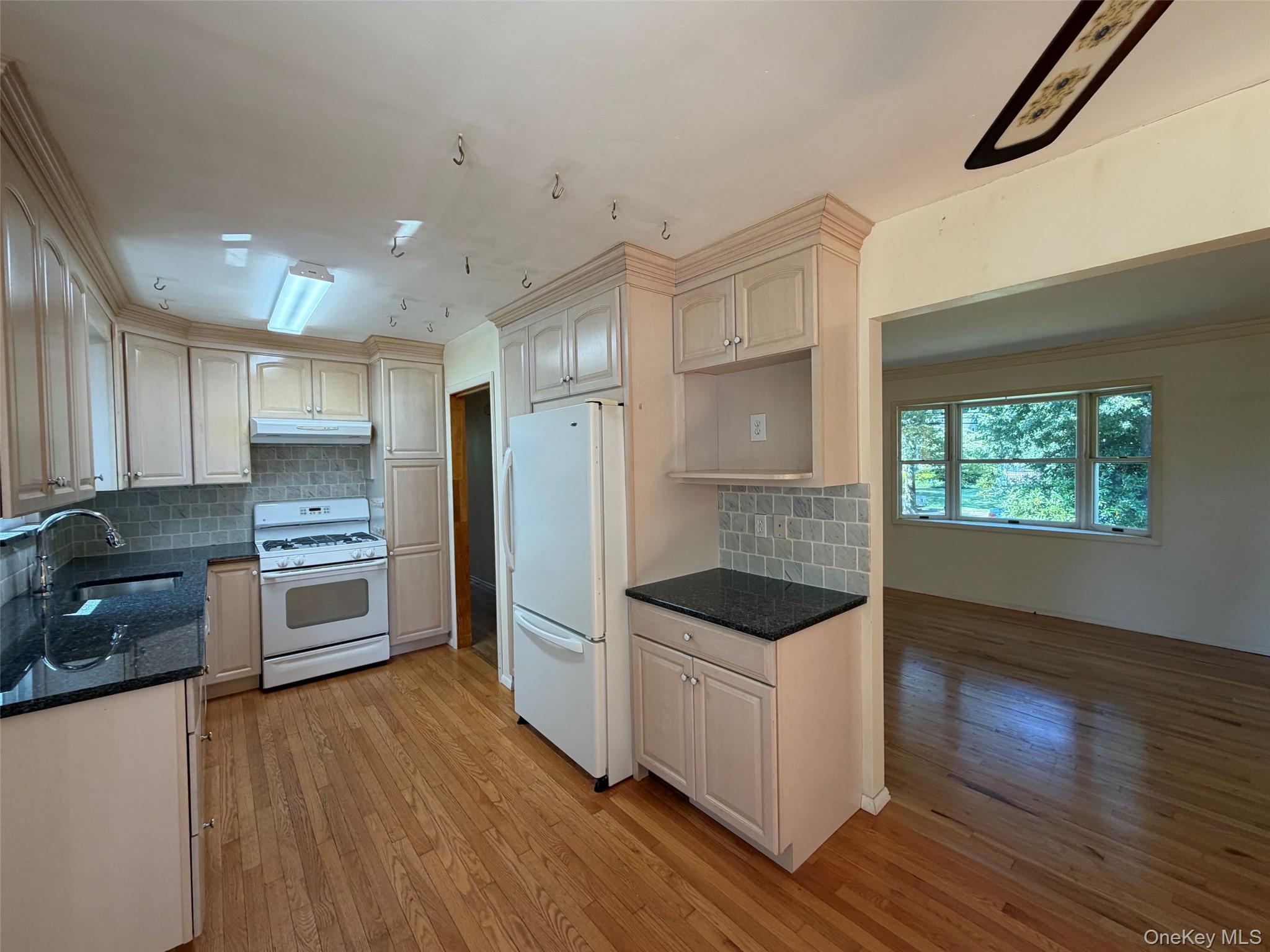 21 Purdy Avenue Property Photo 9