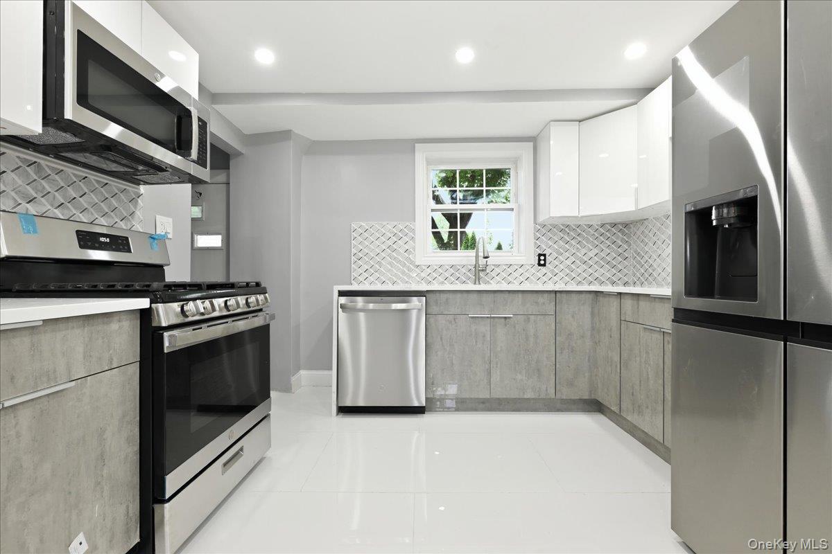 415 Leonard Boulevard Property Photo 10