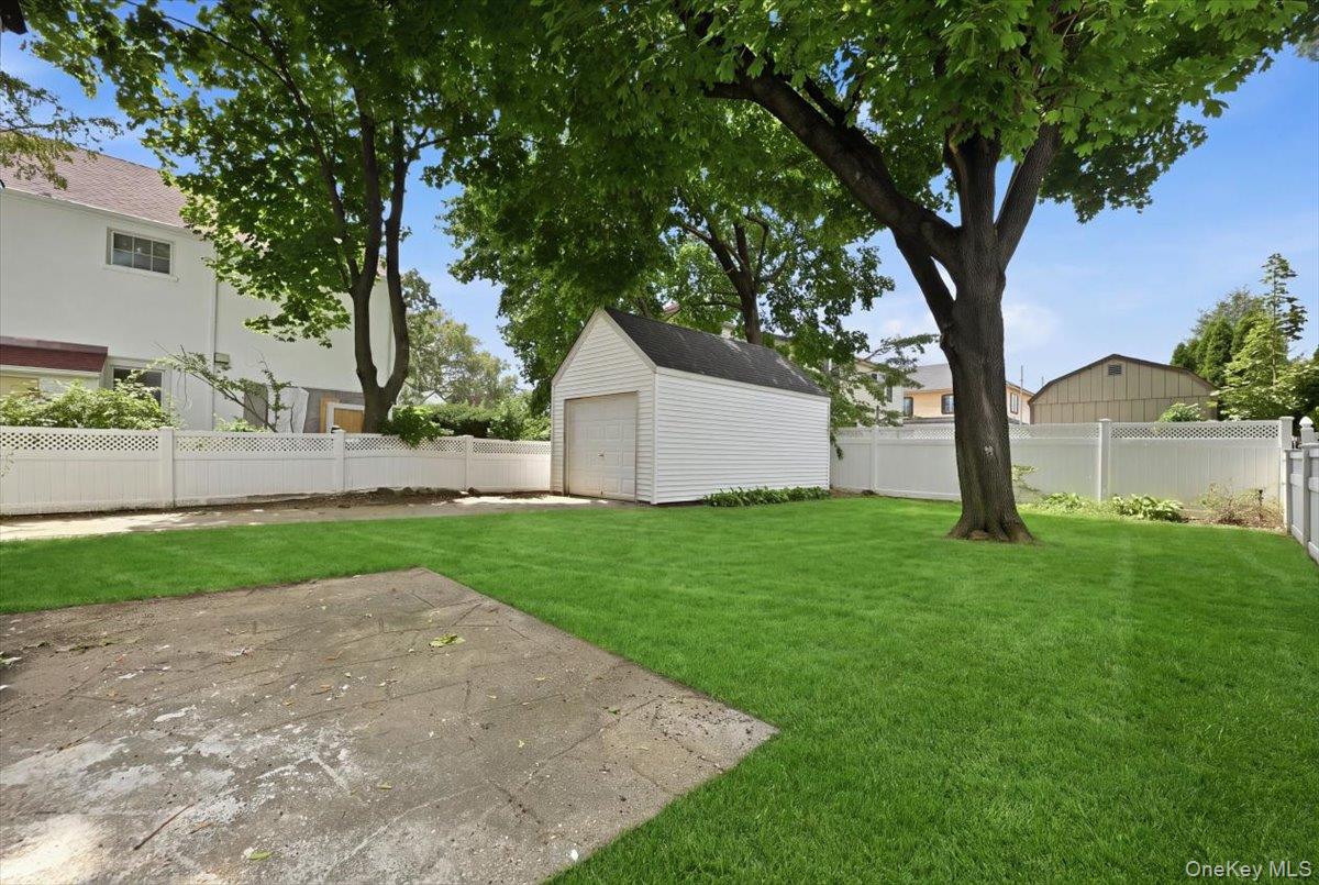 415 Leonard Boulevard Property Photo 25
