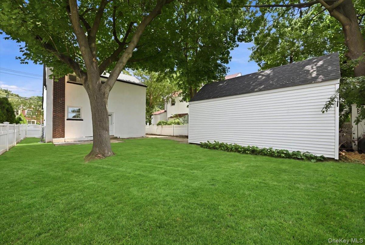 415 Leonard Boulevard Property Photo 26