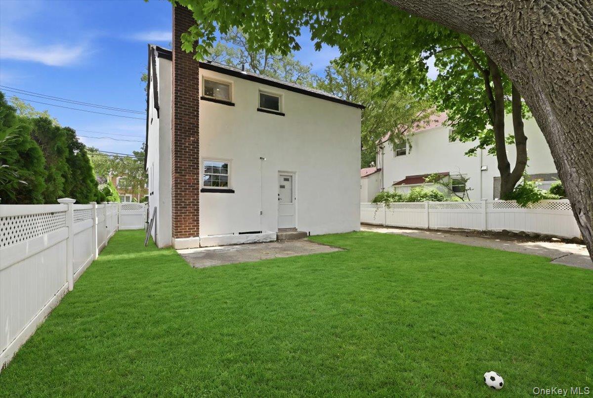 415 Leonard Boulevard Property Photo 27