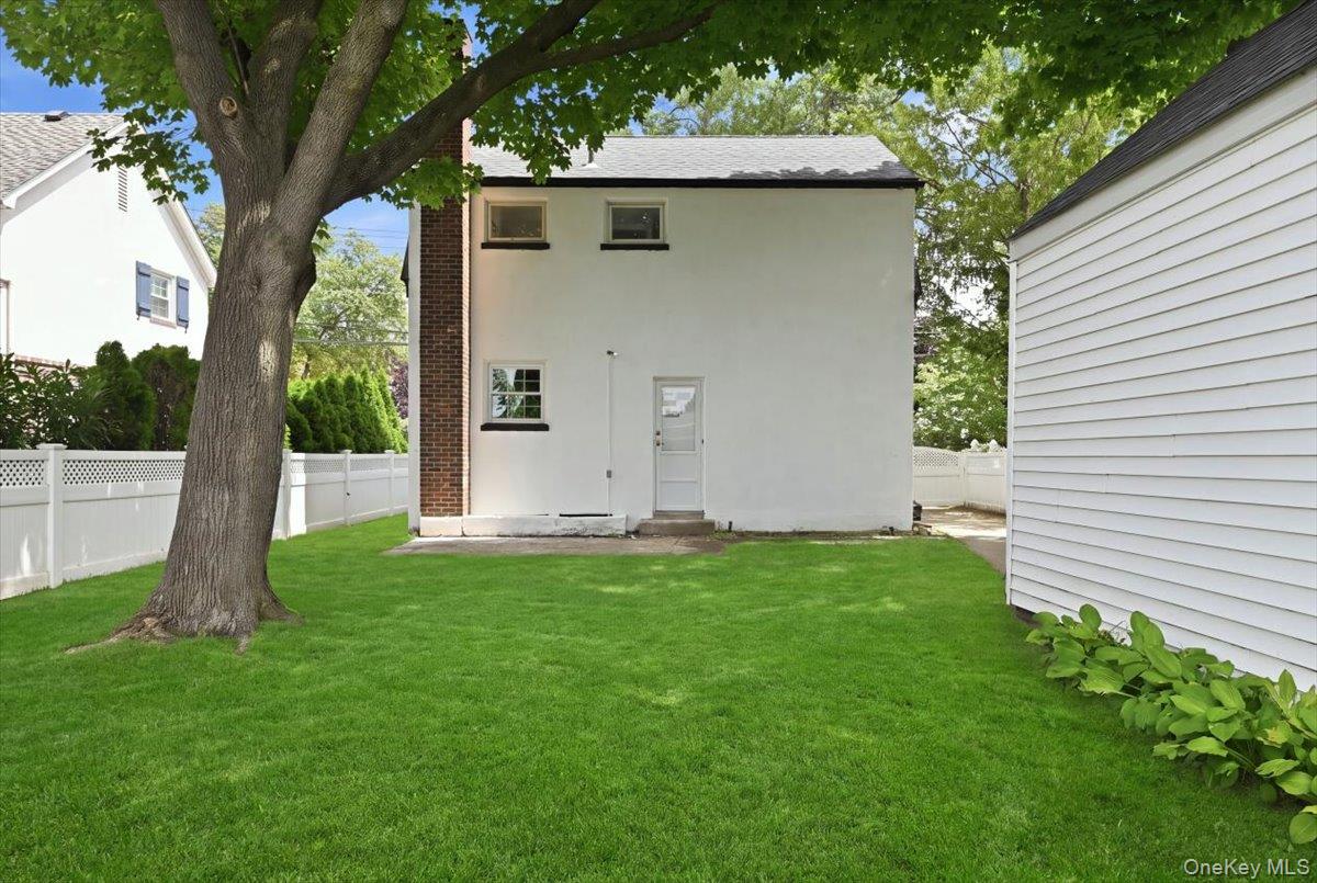 415 Leonard Boulevard Property Photo 28