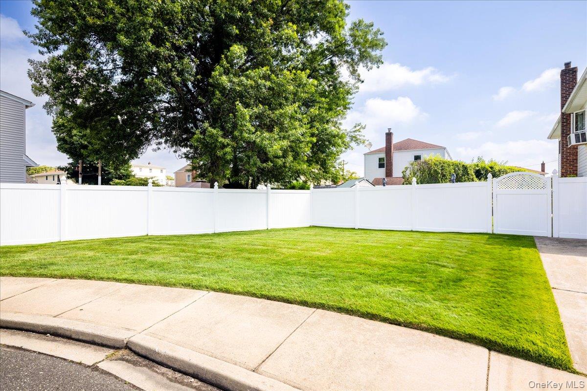 242 Seidman Place Property Photo 3