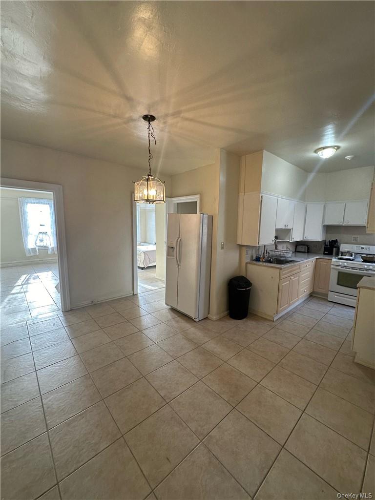 2922 Barnes Avenue 6e Property Photo 4