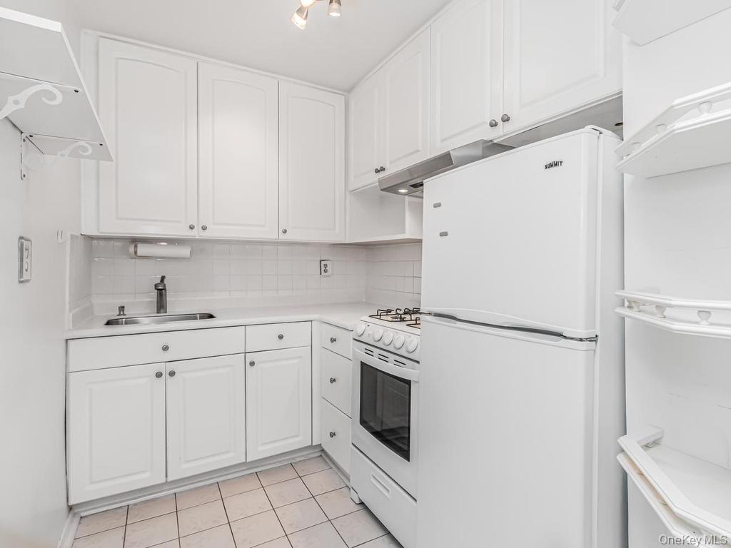 415 Gramatan Avenue 4e Property Photo 6