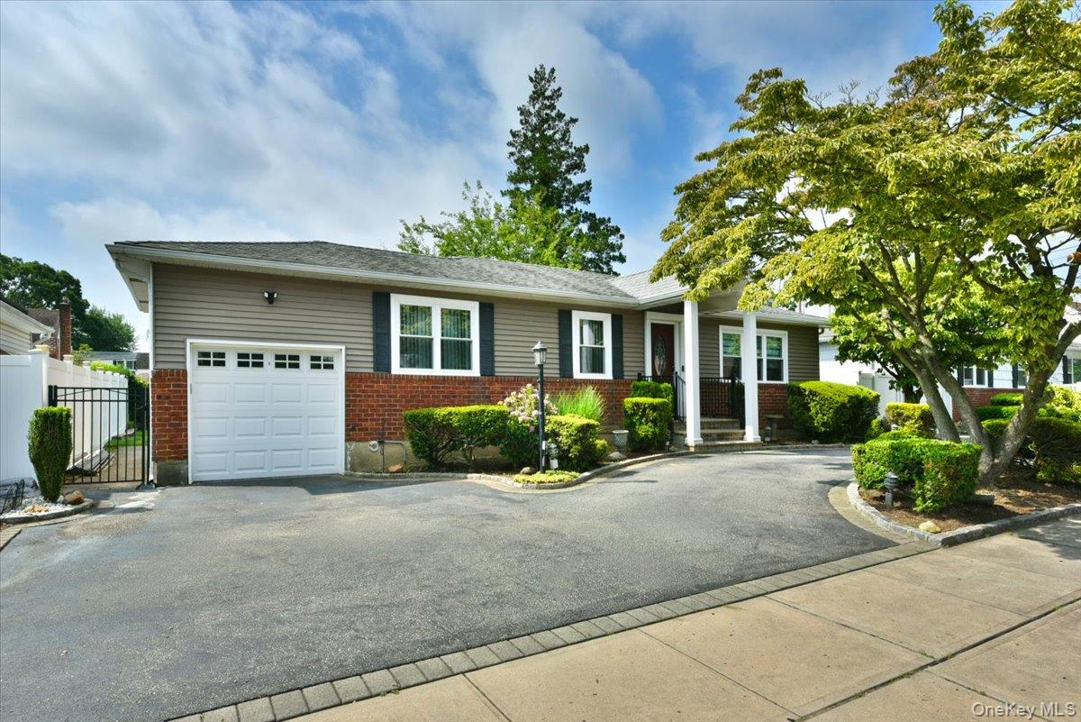 156 Jerusalem Avenue Property Photo 3
