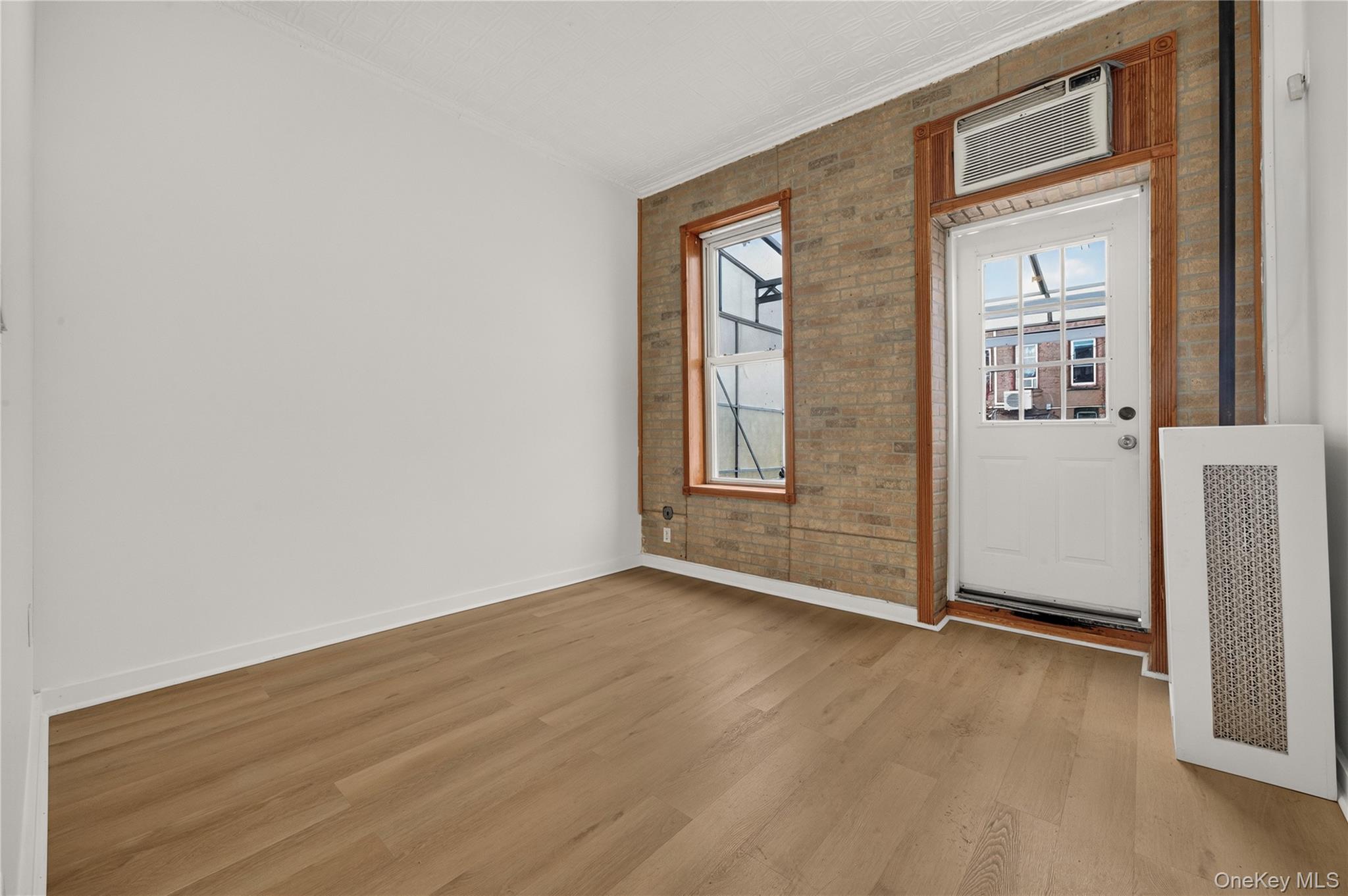 458 Drew Street Property Photo 8