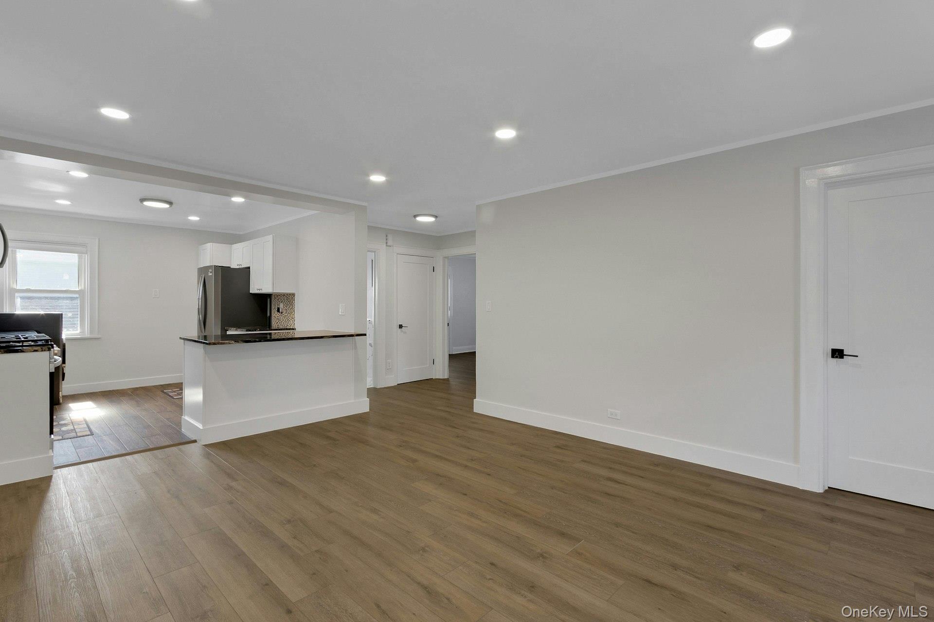 64 Lyons Road 2 / 2nd Floor Property Photo 4