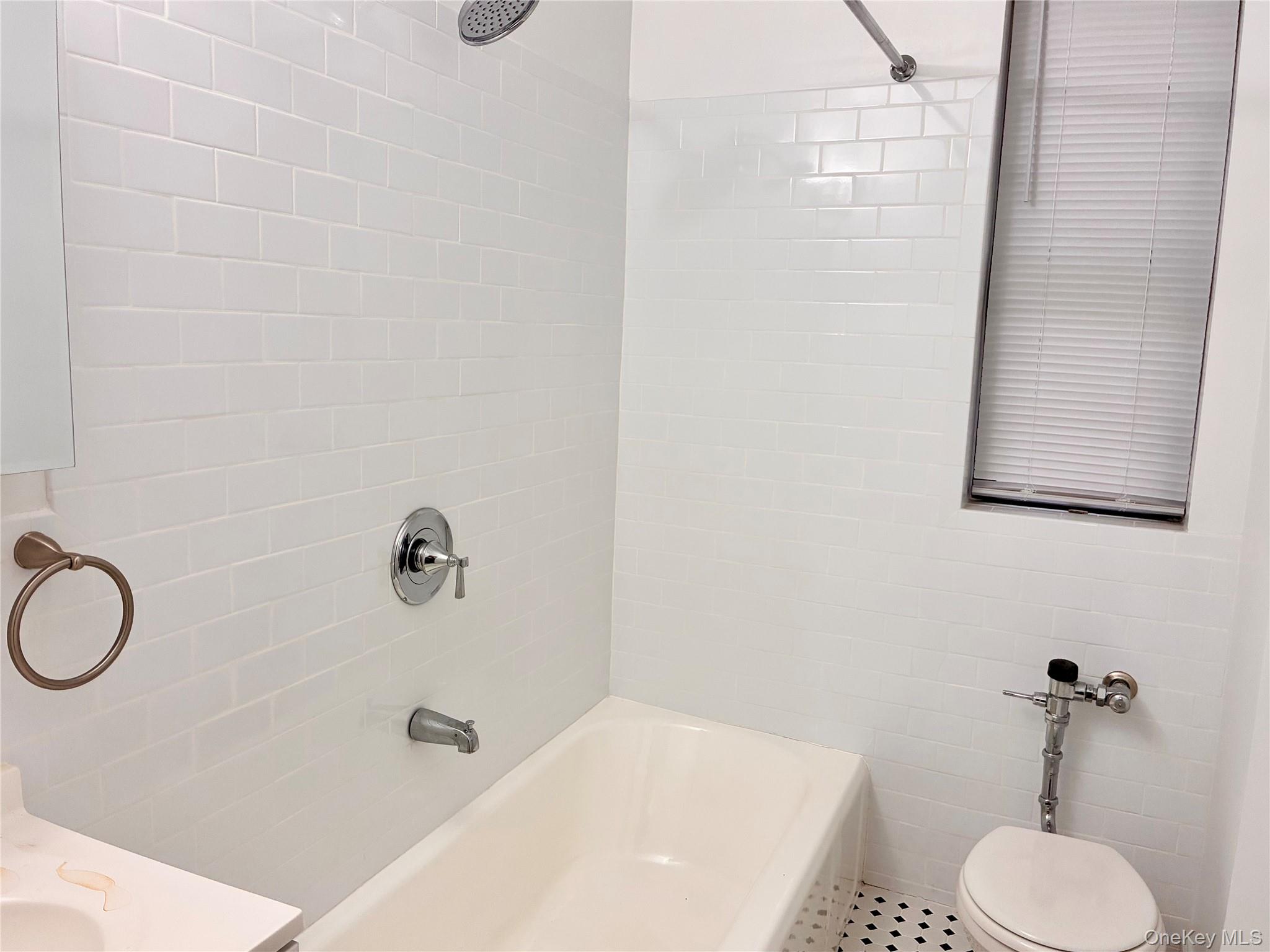 2685 Creston Avenue 1b Property Photo 7