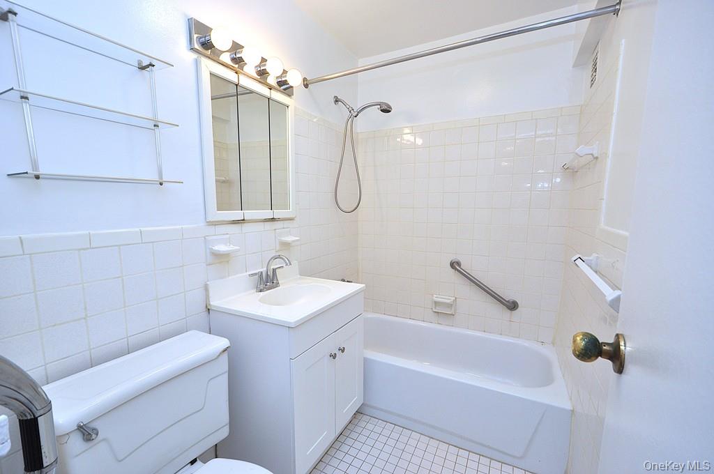 111 E Hartsdale Avenue 3d Property Photo 5