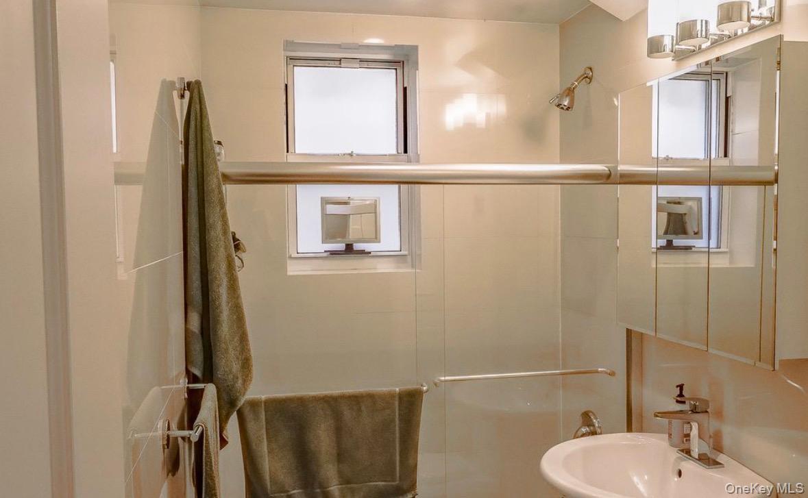 21-70 31 Street 3r Property Photo 7