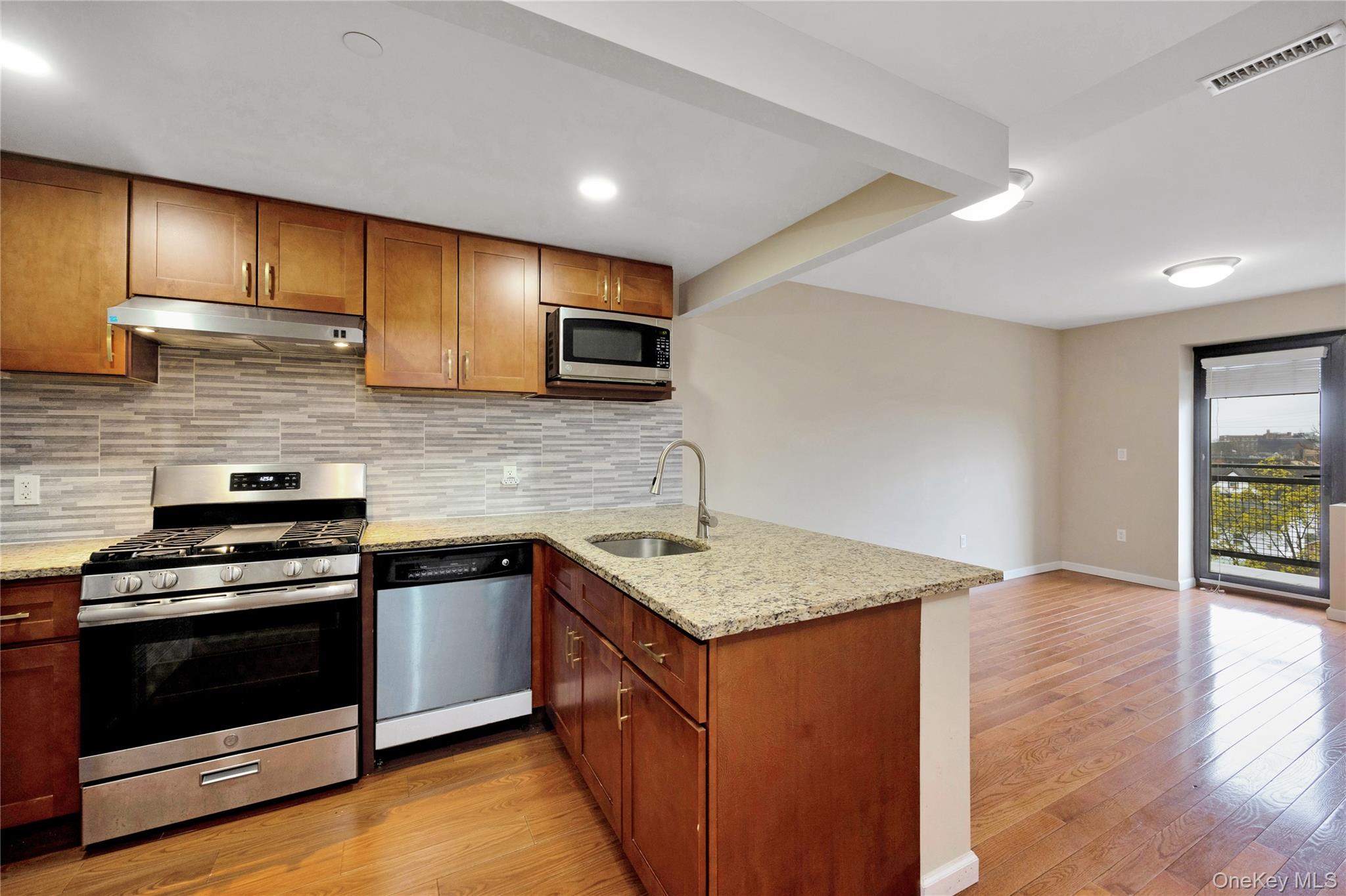 172-18 Jamaica Avenue 5d Property Photo 3