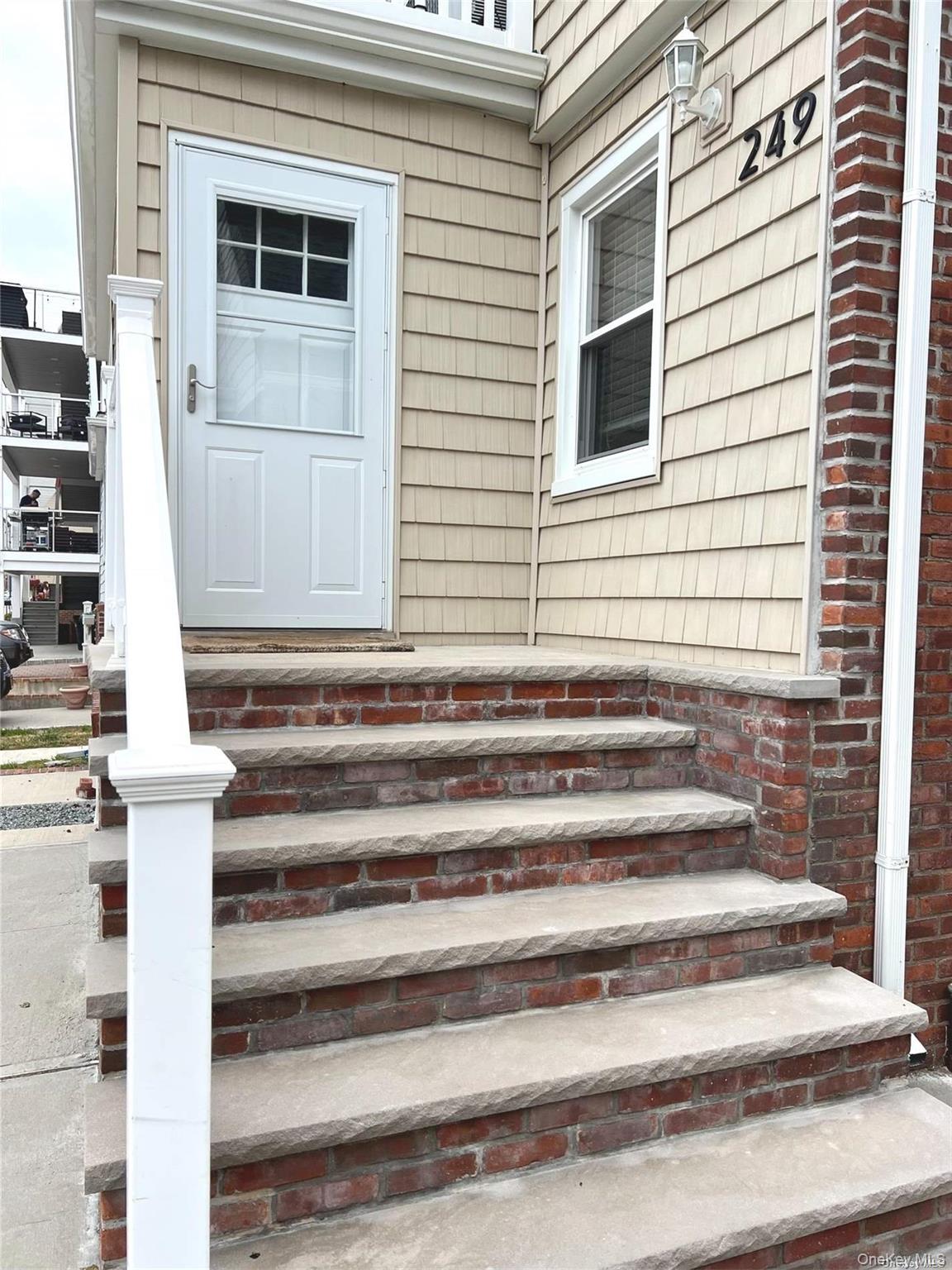 249 E Broadway Property Photo 2