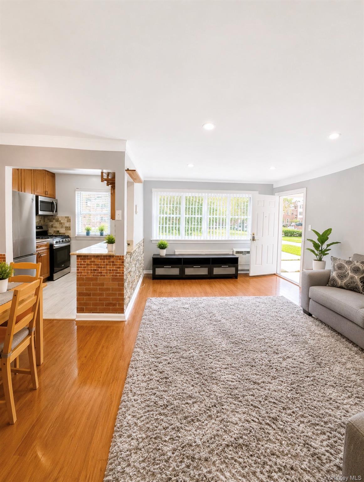 15054 Melbourne Avenue 1R Property Photo 1
