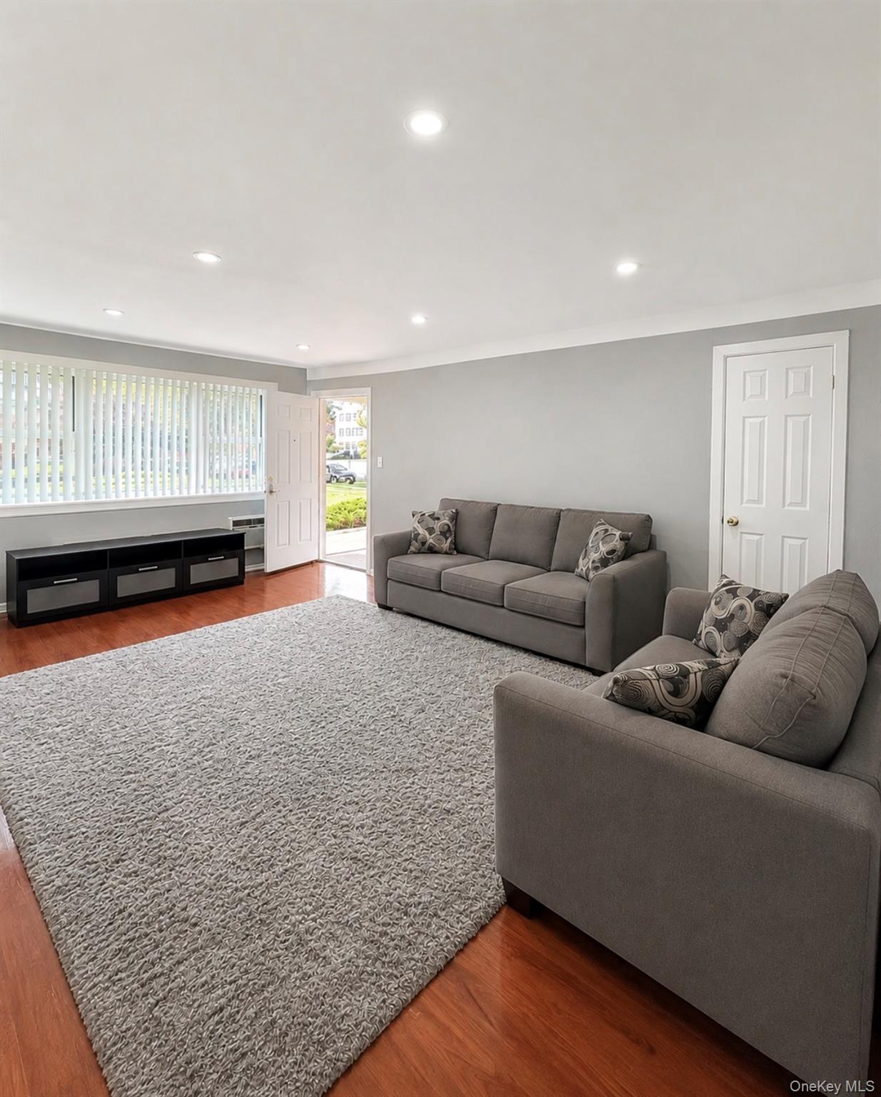 15054 Melbourne Avenue 1r Property Photo 3
