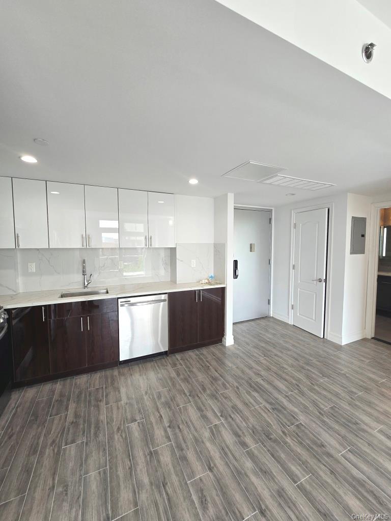 65-18 Austin Street 7e Property Photo 4