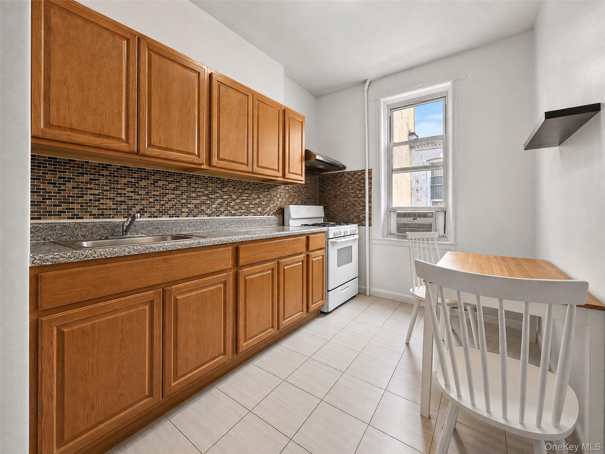 60-11 Myrtle Avenue Property Photo 8