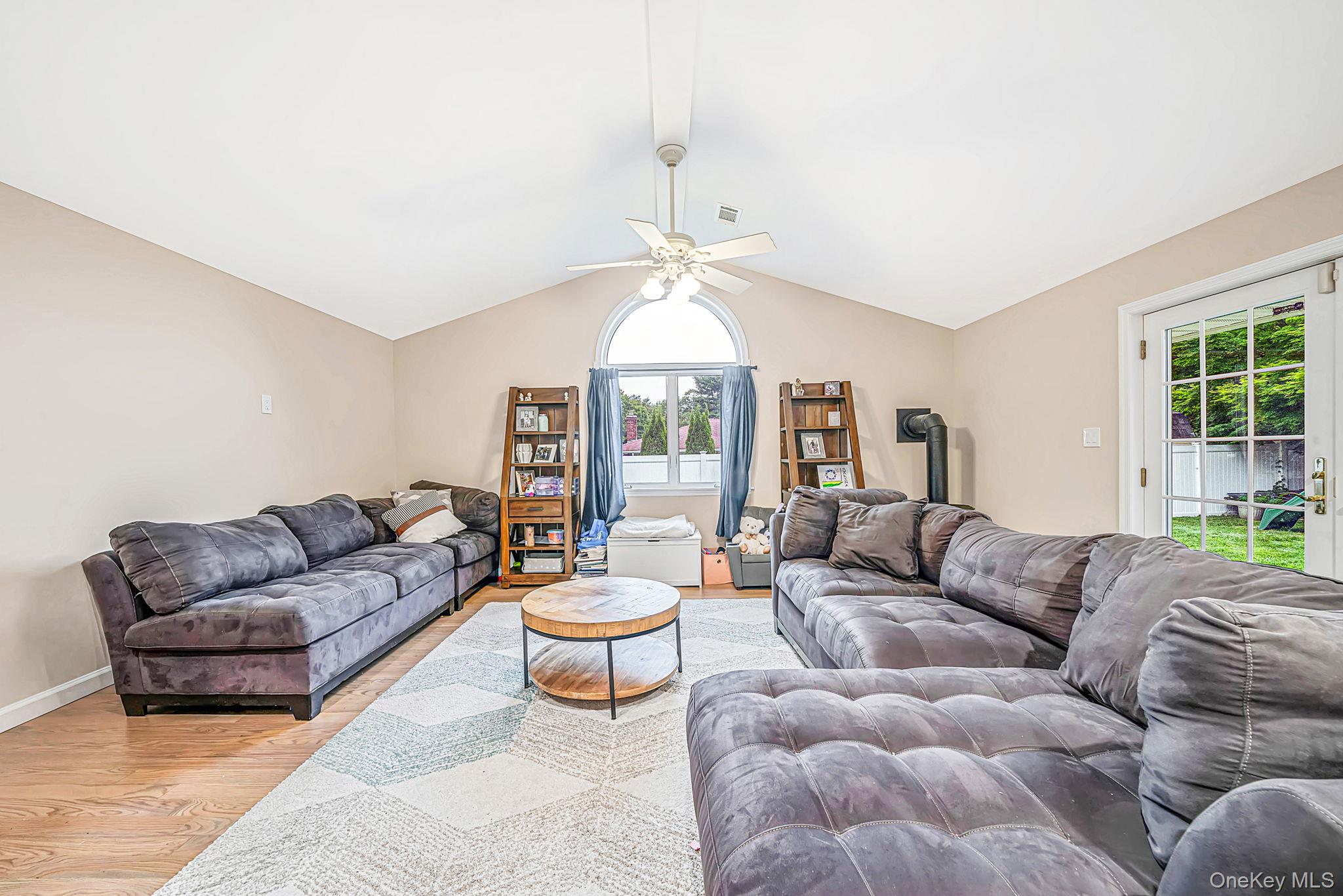 15 Kirby Lane Property Photo 14