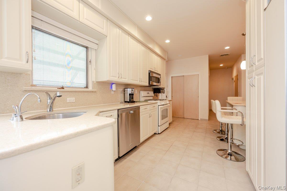 40 Cayuga Avenue Property Photo 7