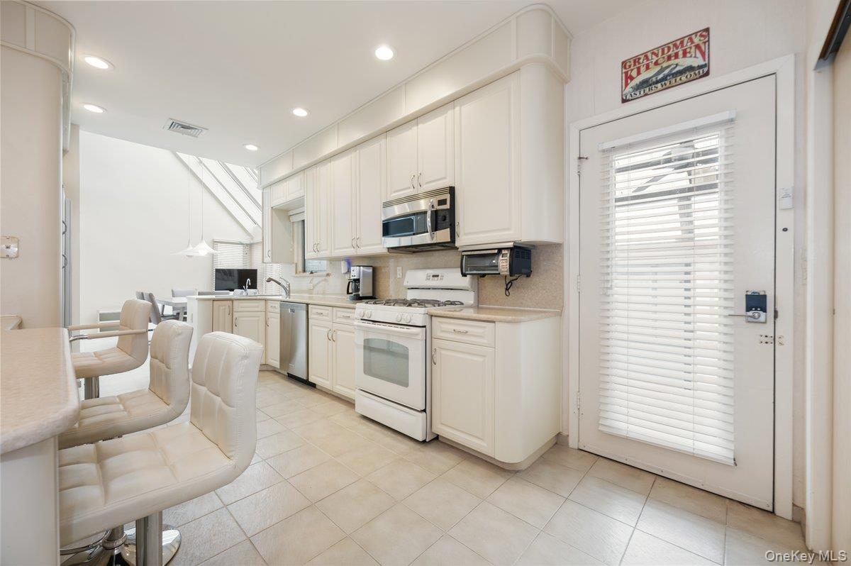 40 Cayuga Avenue Property Photo 8