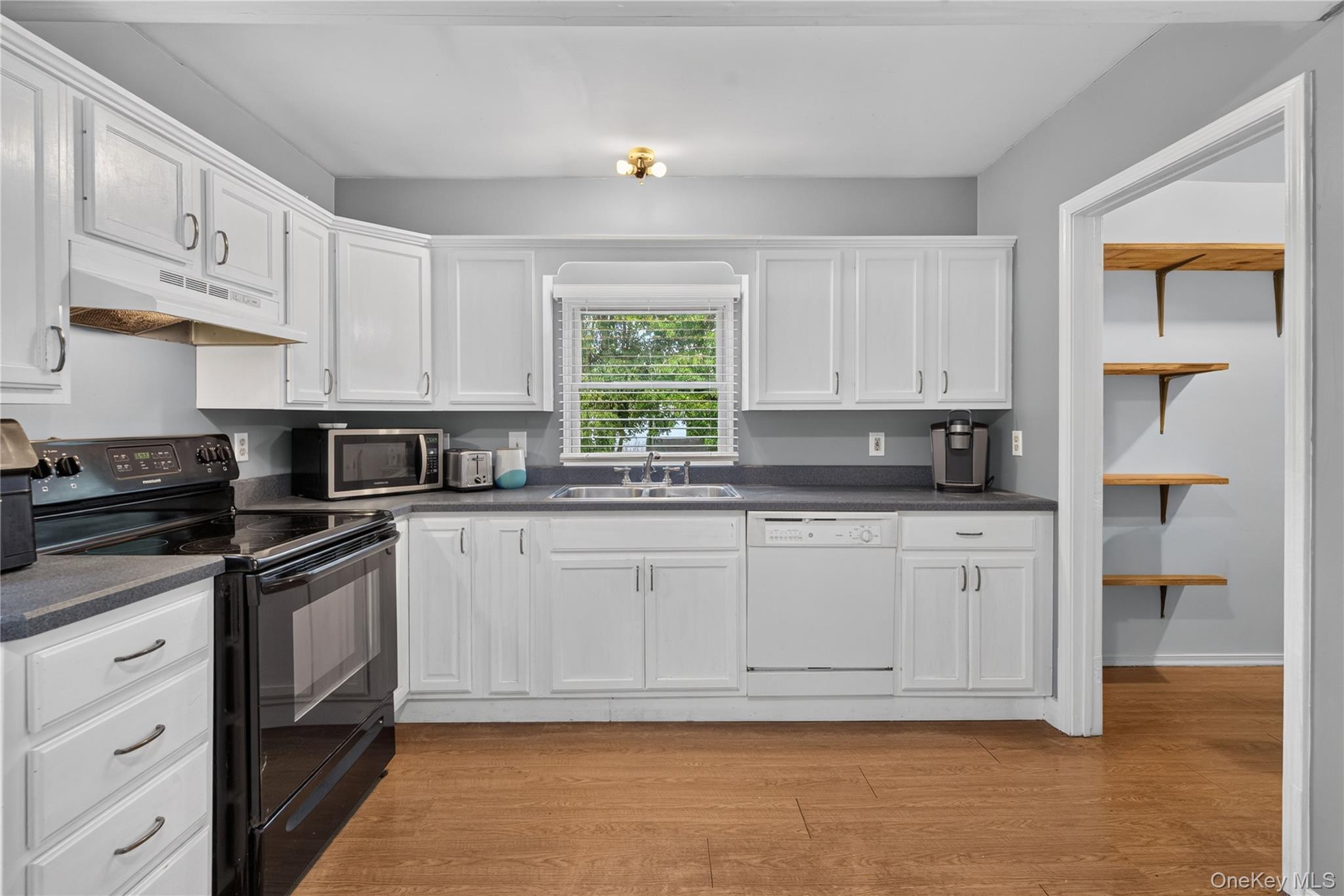 19 Railroad Avenue Property Photo 4