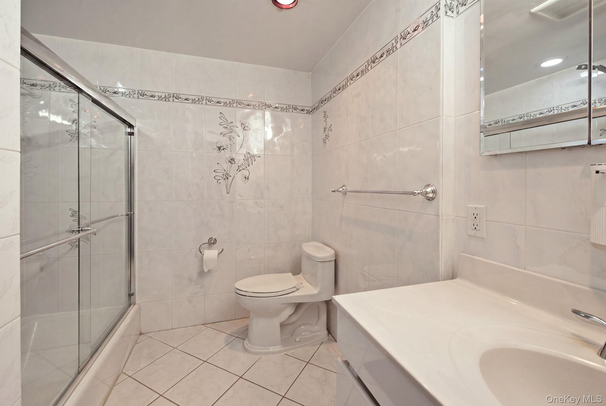 180 South Middle Neck 1p Property Photo 16