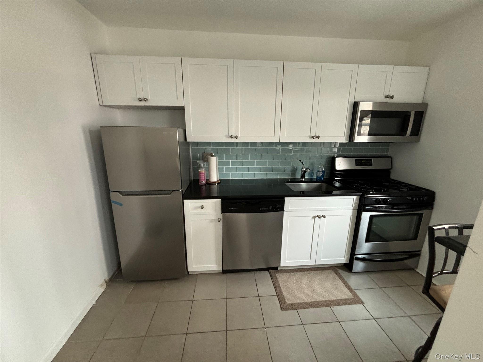 251-255 W Broadway 203 Property Photo 3