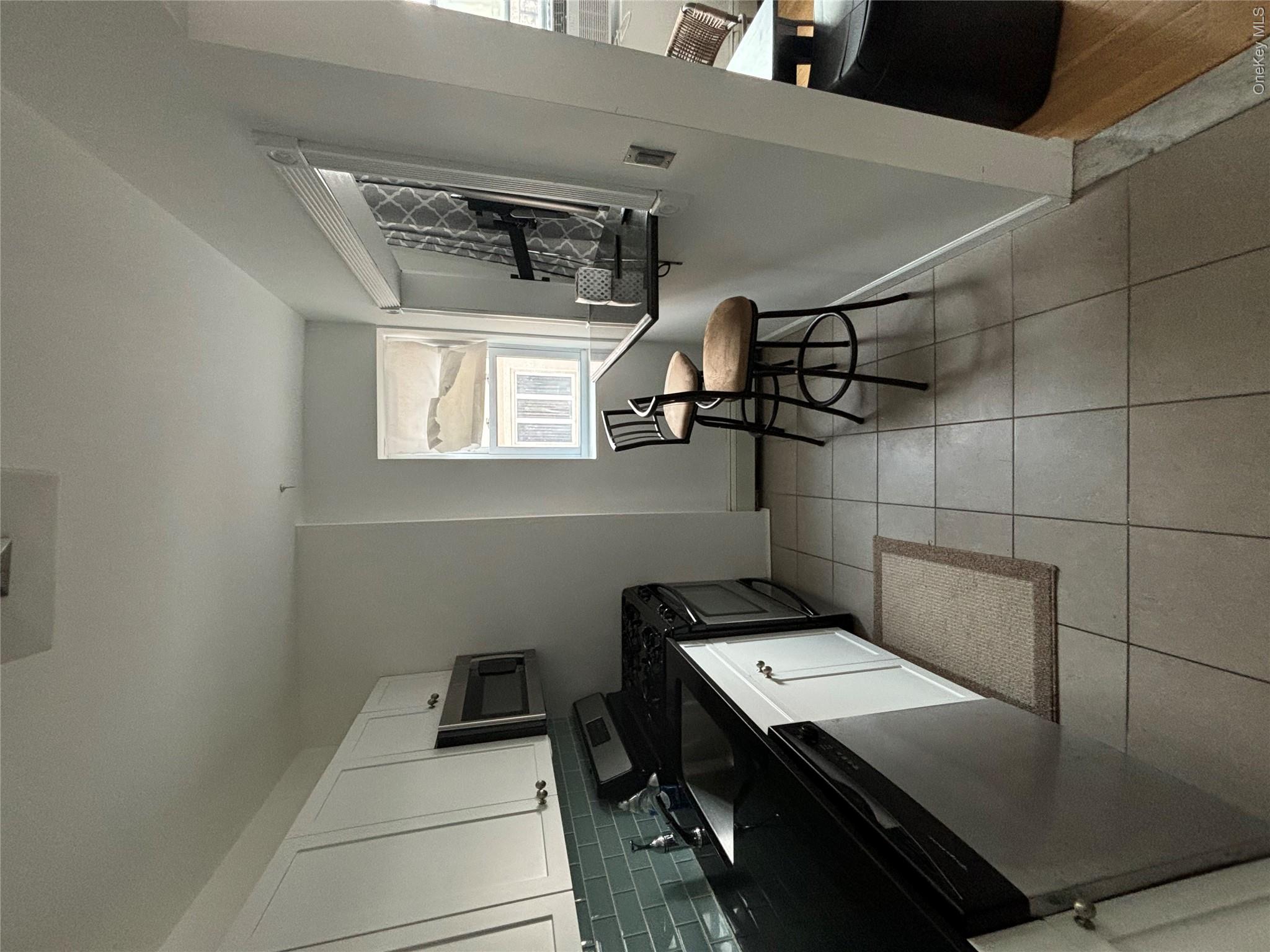 251-255 W Broadway 203 Property Photo 4