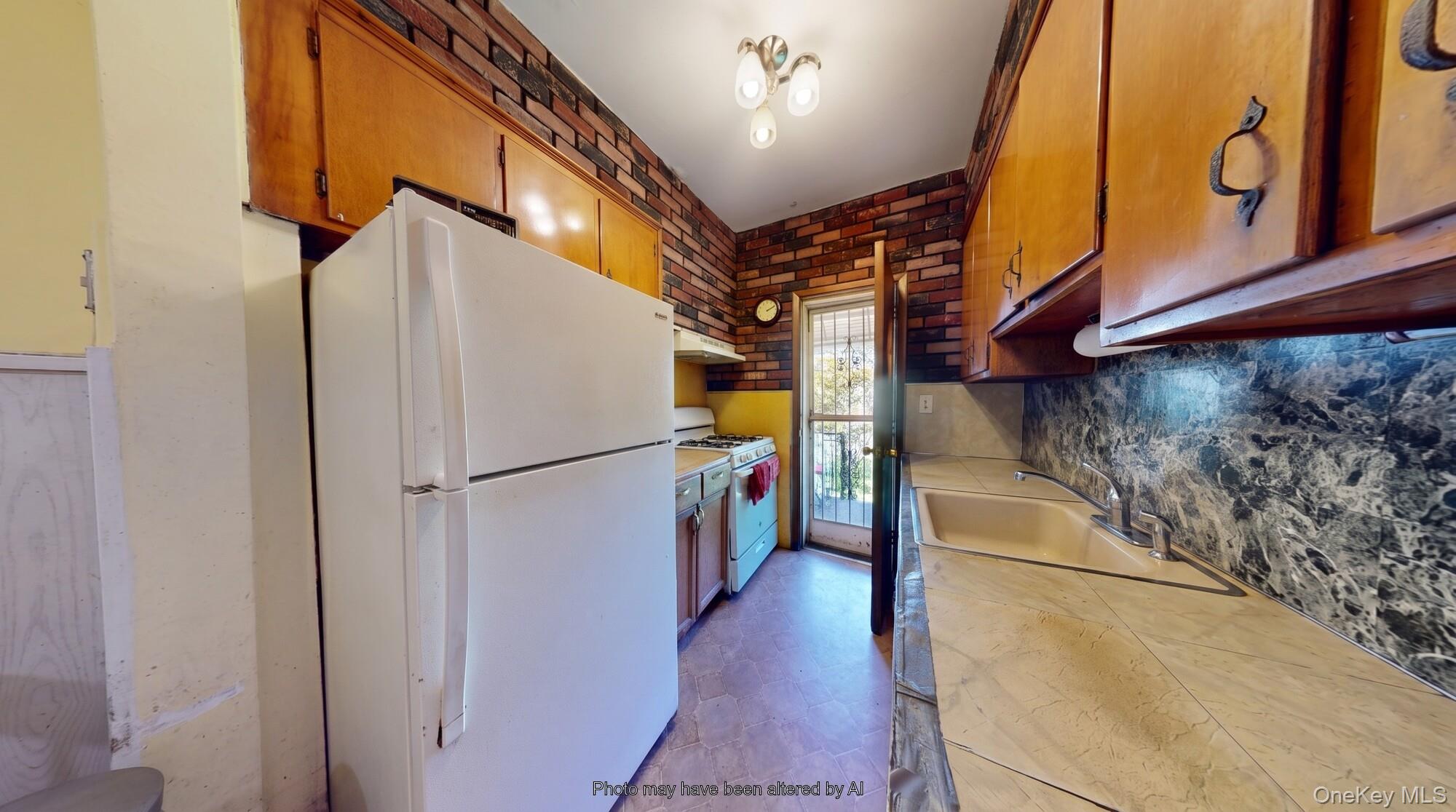 121 E 2nd Street Property Photo 14