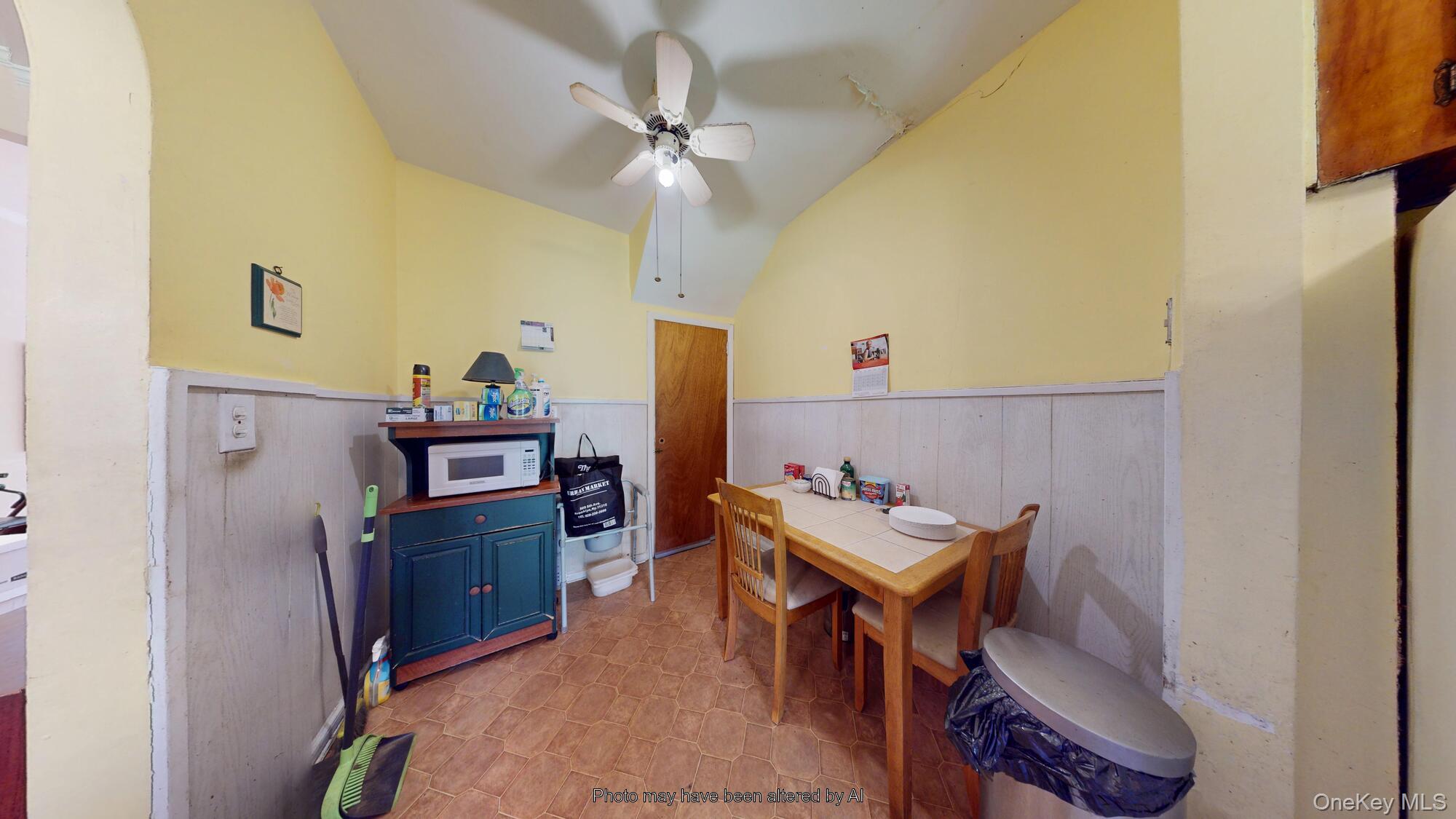 121 E 2nd Street Property Photo 15