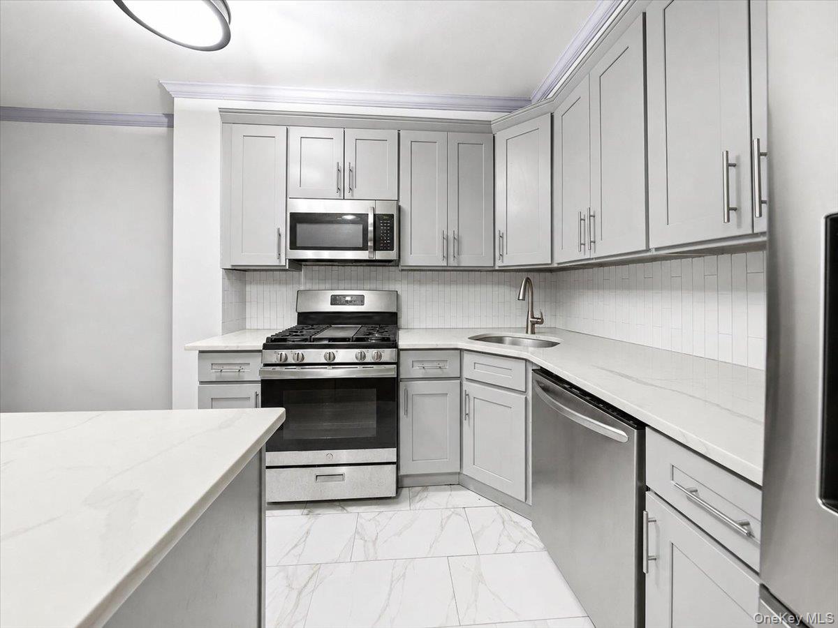 320 E 59th Street Property Photo 6