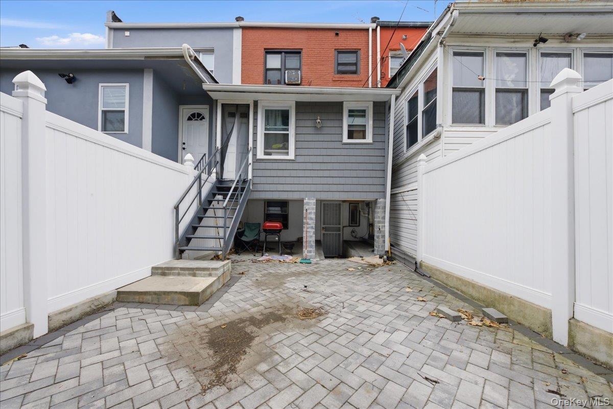 320 E 59th Street Property Photo 17