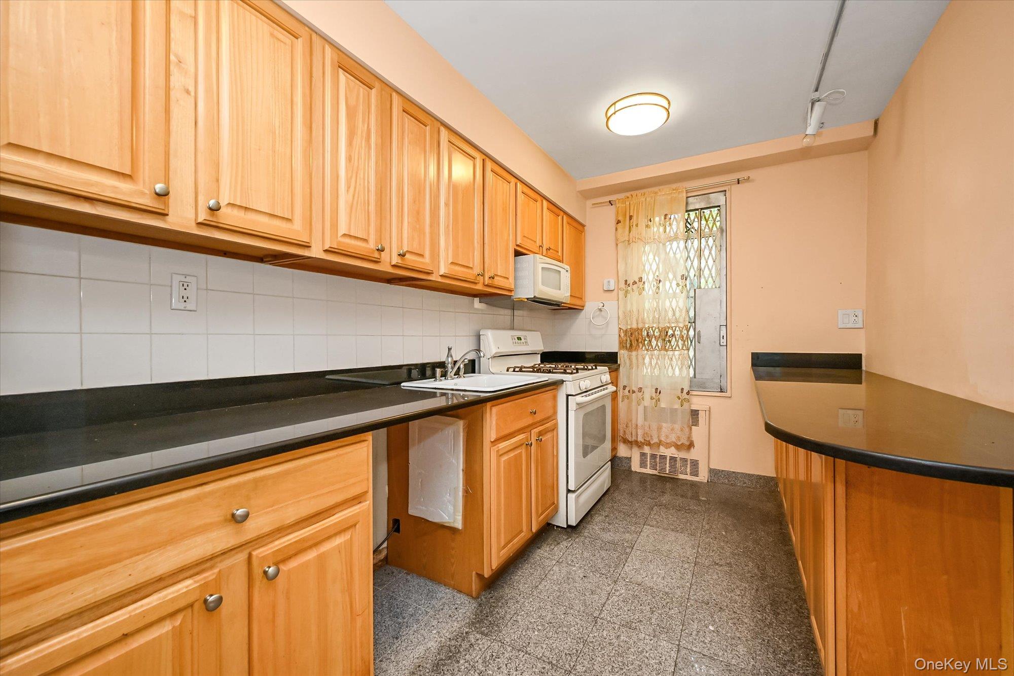 140-18 Burden Crescent 411 Property Photo 4