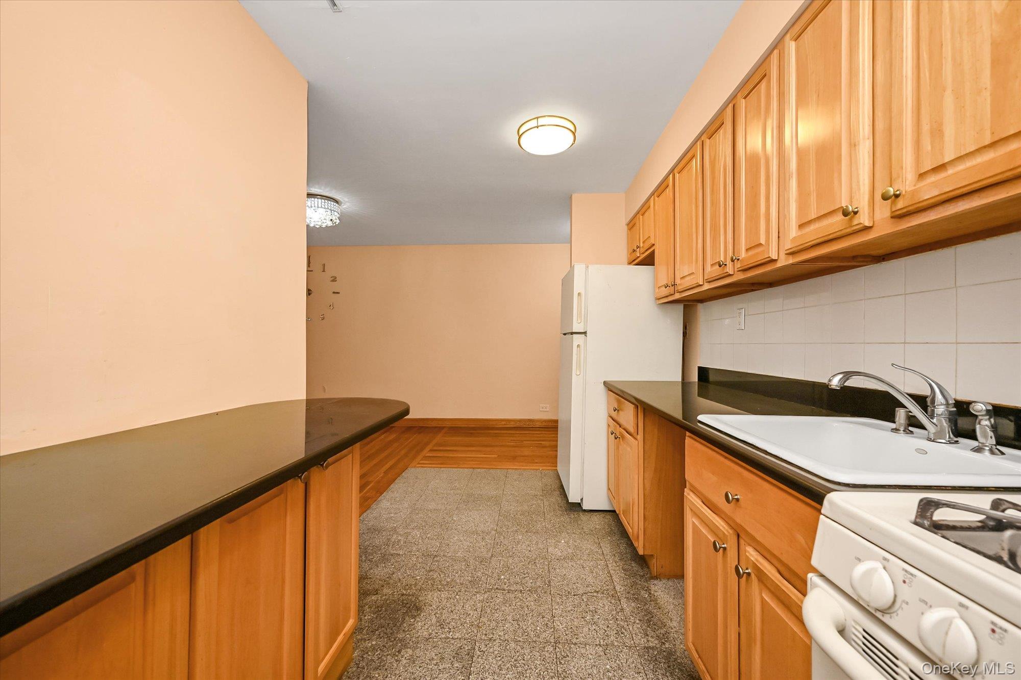 140-18 Burden Crescent 411 Property Photo 5