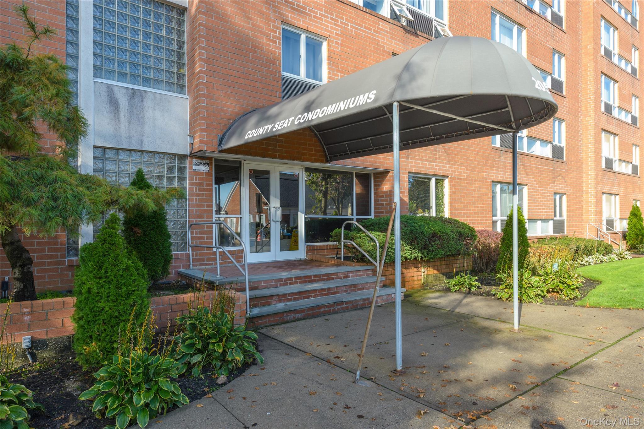 205 Mineola Boulevard 3g Property Photo 2
