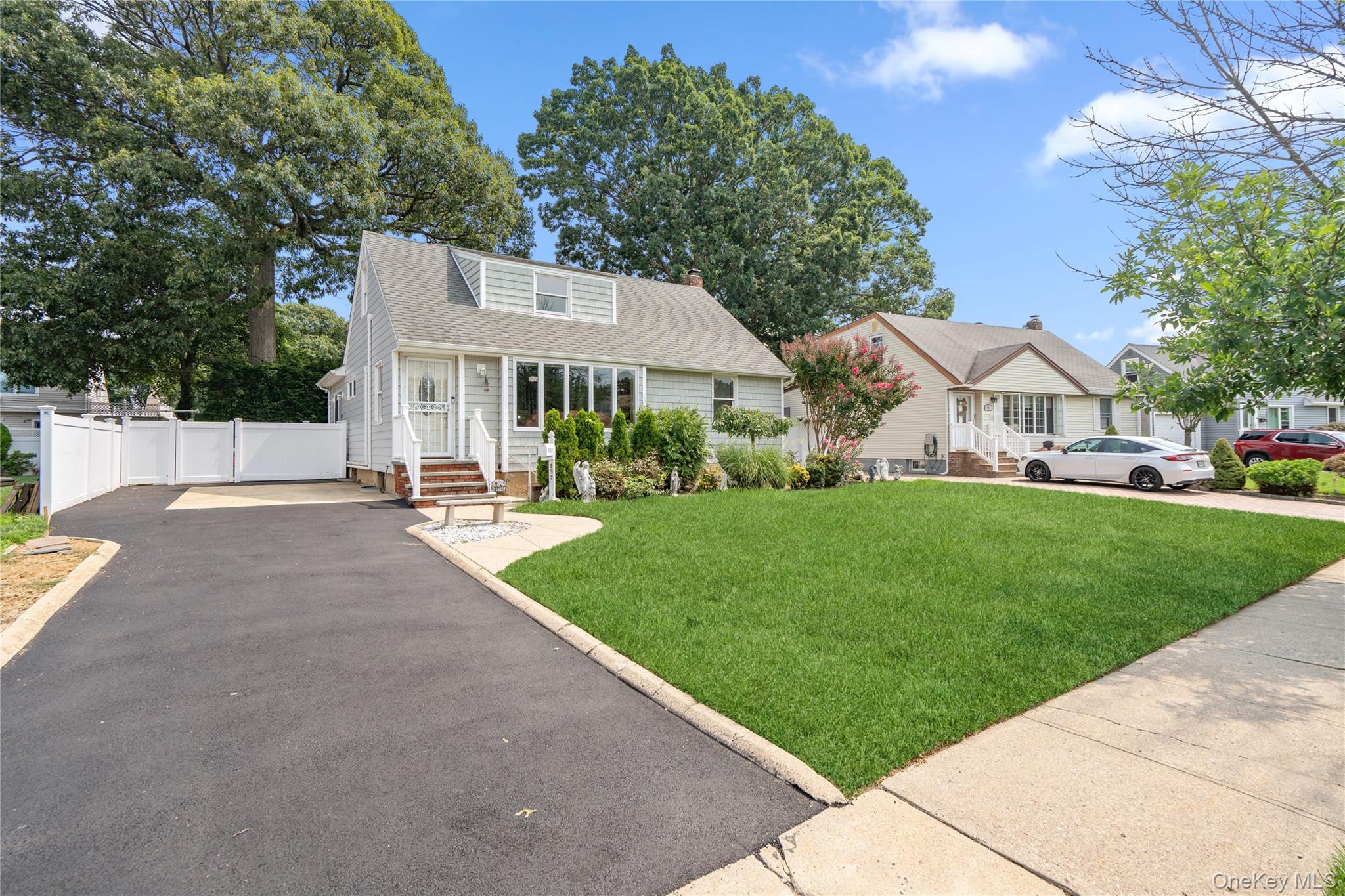 992 Woodcliff Drive Property Photo 3