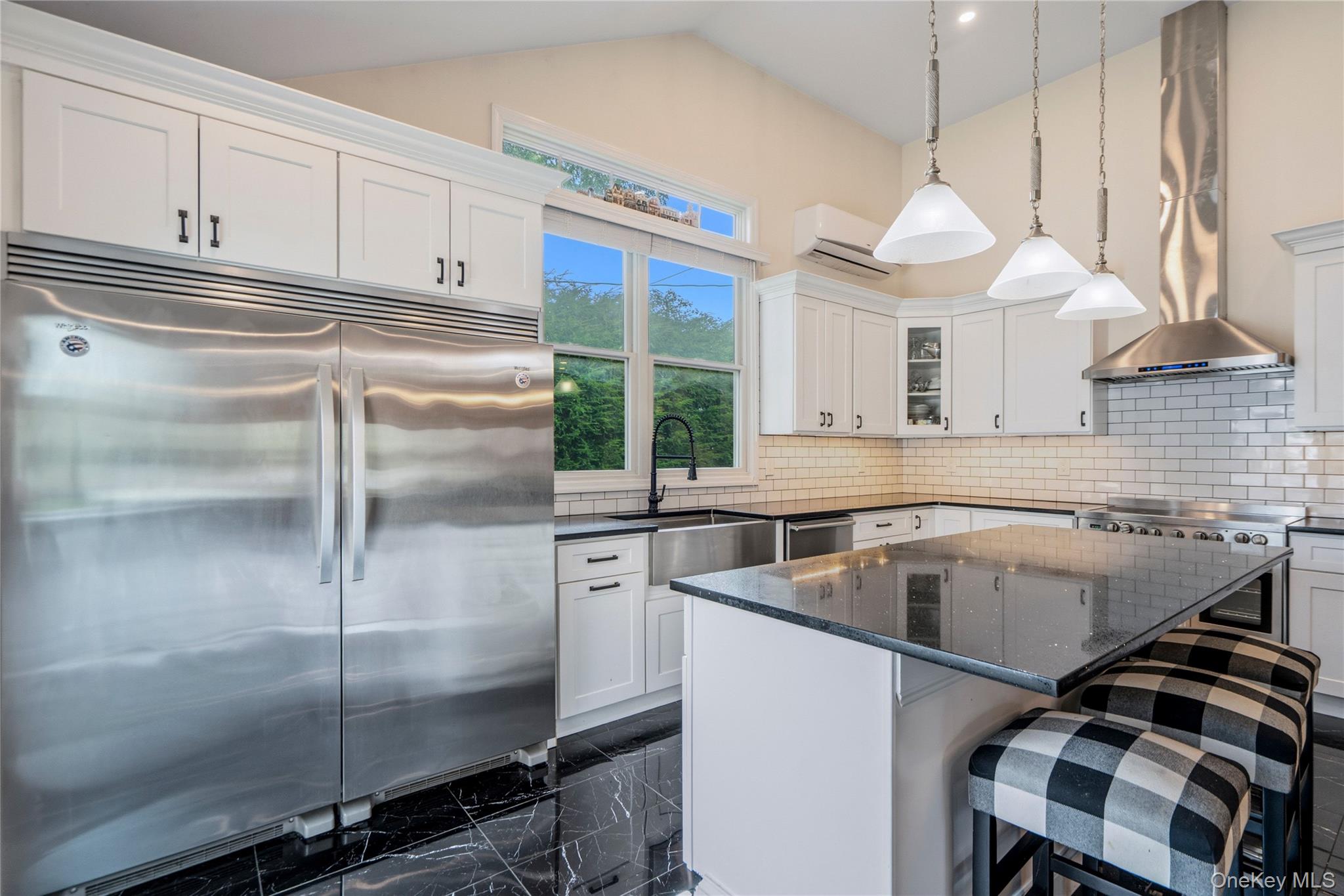 992 Woodcliff Drive Property Photo 8