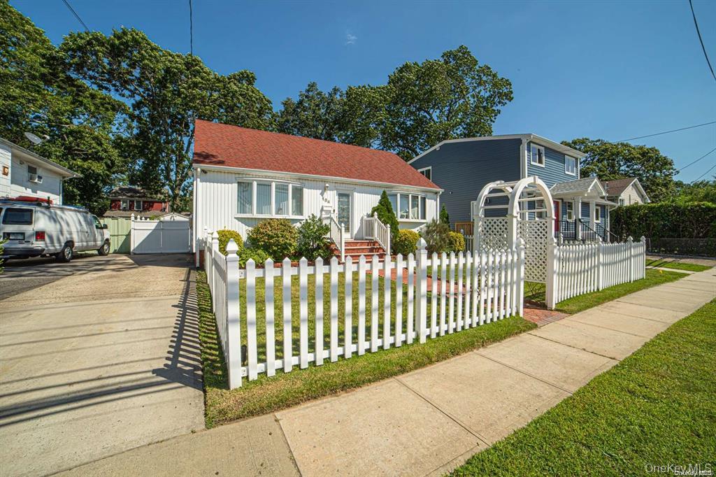 184 S Strong Avenue Property Photo 2