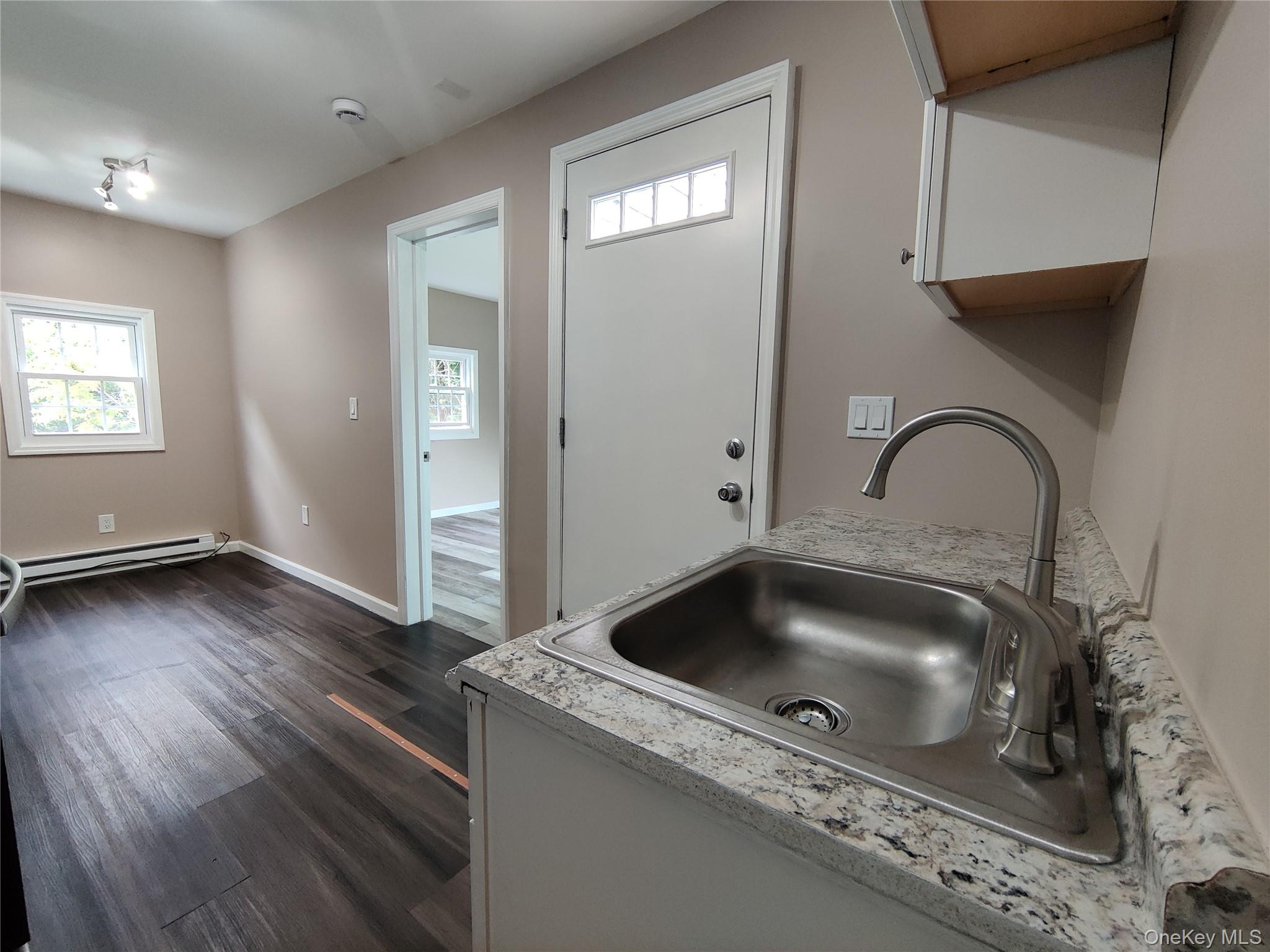 917-921 Violet Avenue B Property Photo 2