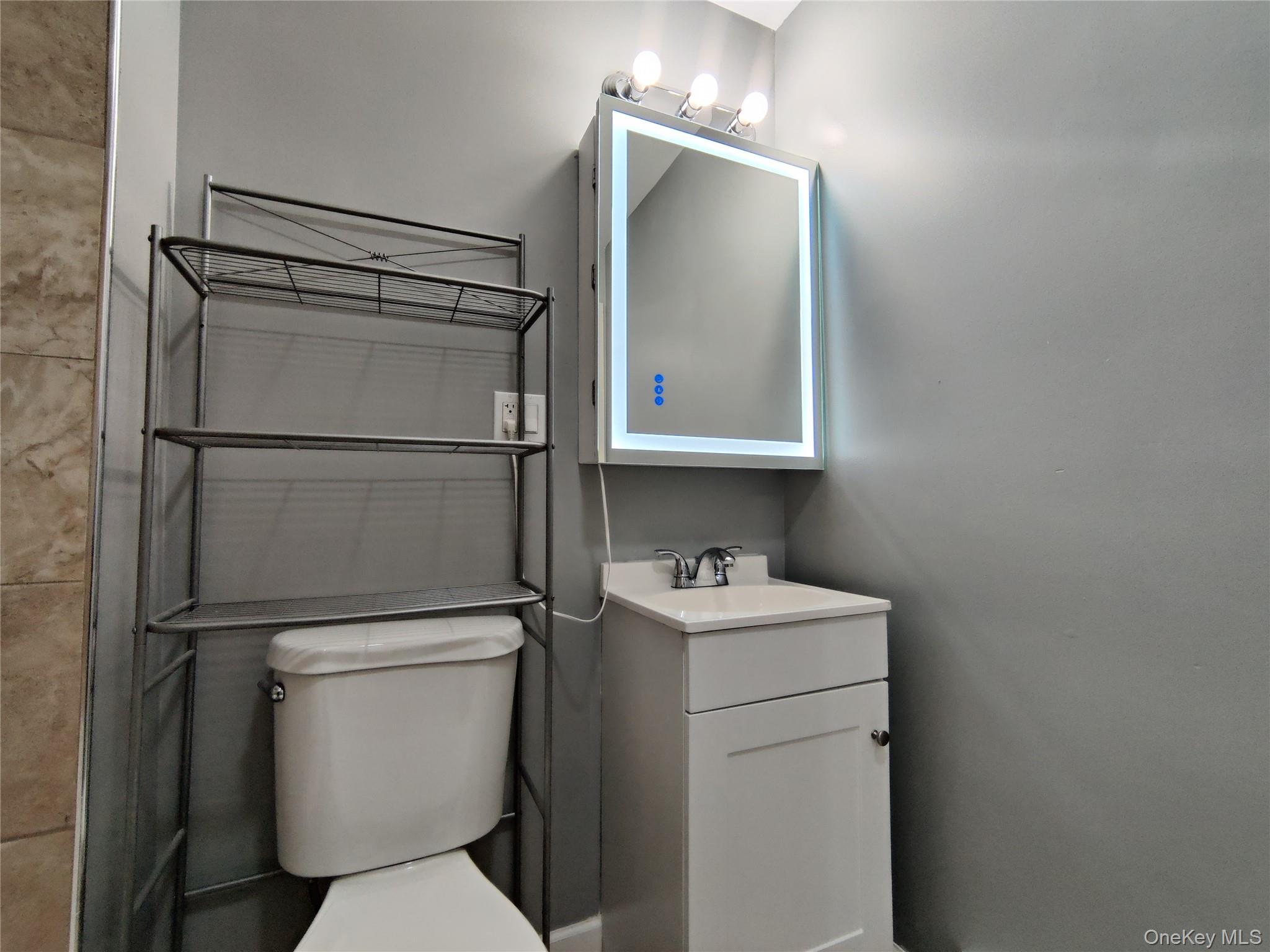 917-921 Violet Avenue B Property Photo 6