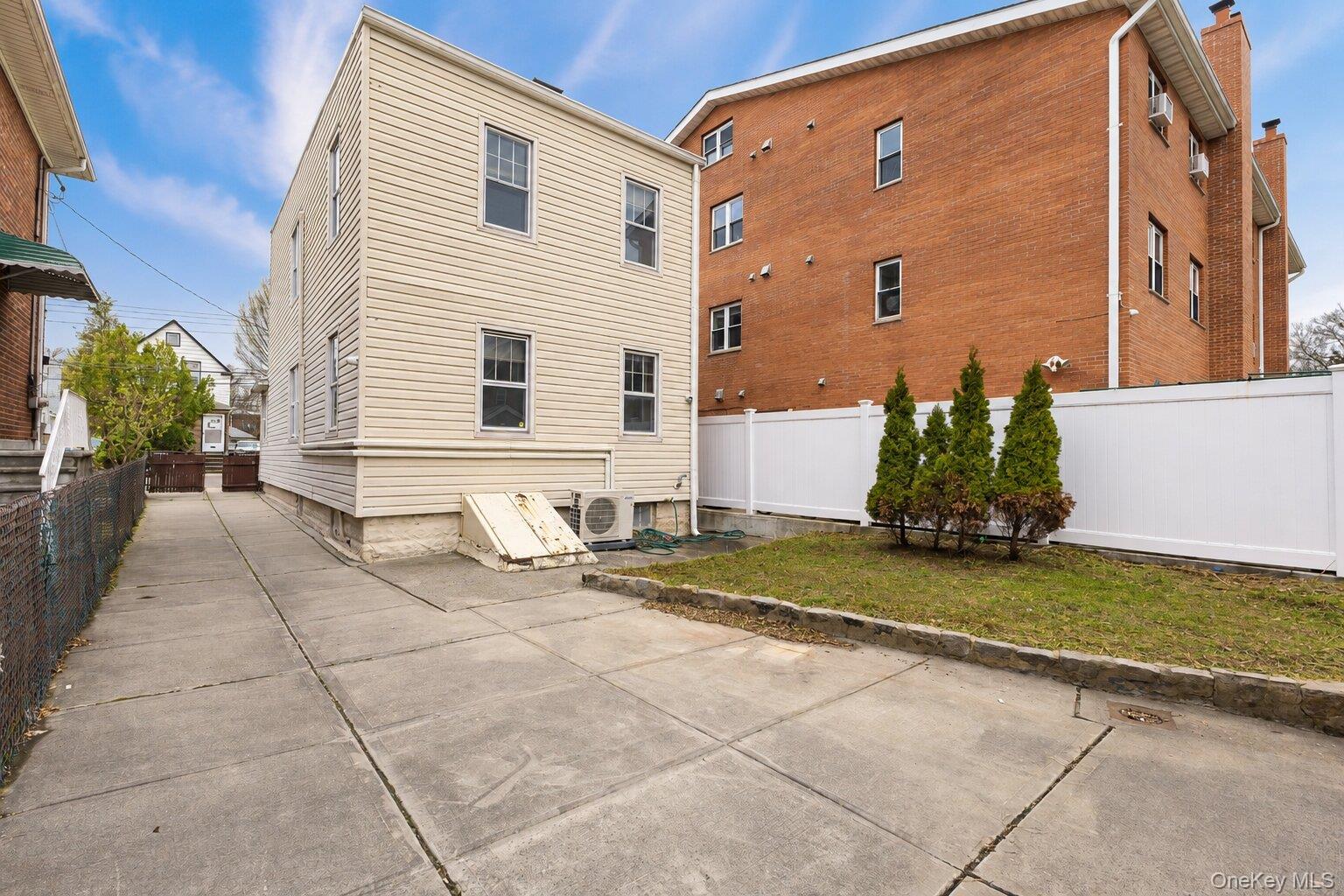 6117 165th Street Property Photo 2