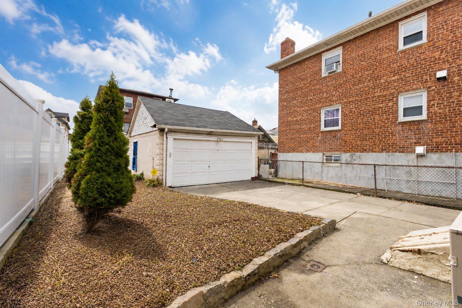 6117 165th Street Property Photo 3
